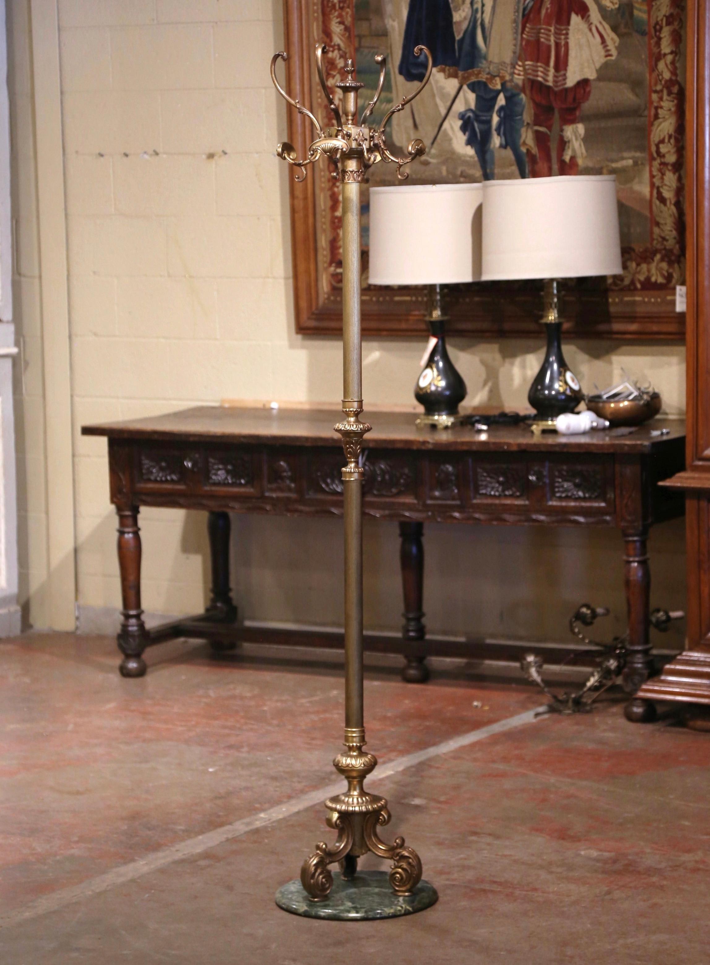 XX secolo Albero da sala a quattro ganci in ottone dorato dei primi del Novecento francese su base di marmo in vendita