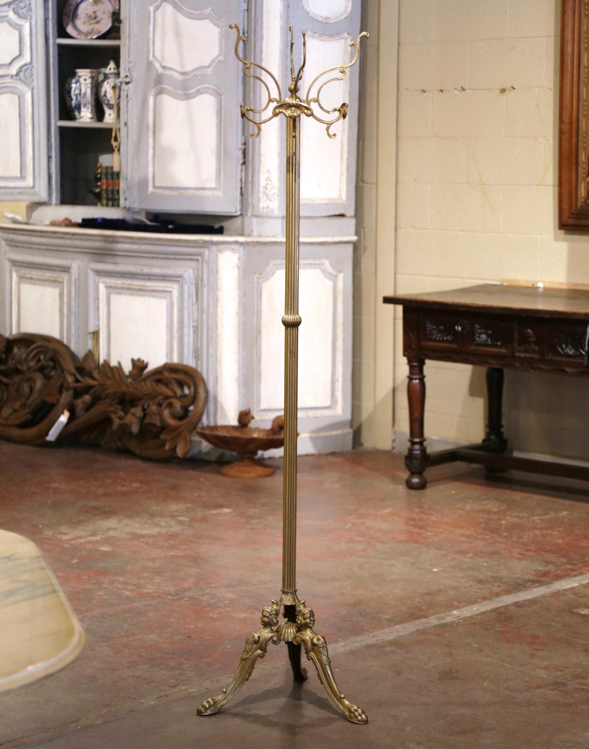 Français Tree d'entrée figuratif français du début du 20e siècle, en laiton doré, pivotant à quatre crochets en vente
