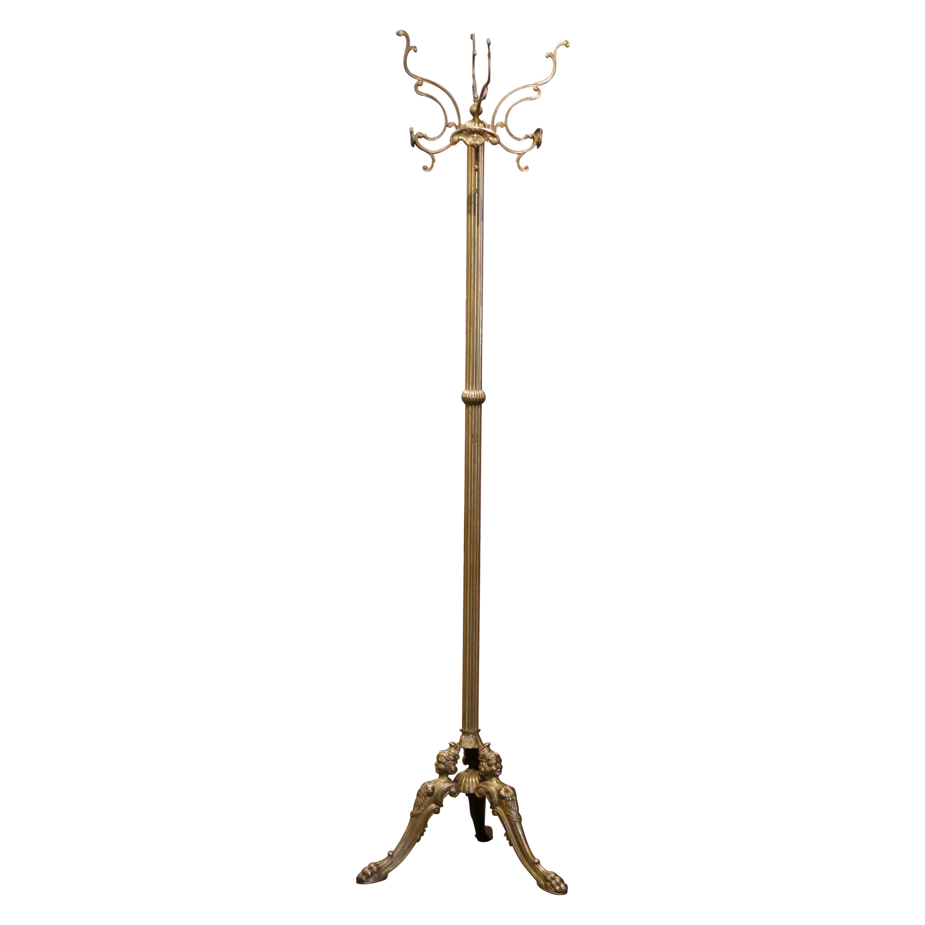 Albero da salotto figurato a quattro ganci girevoli in ottone dorato dell'inizio del XX secolo.