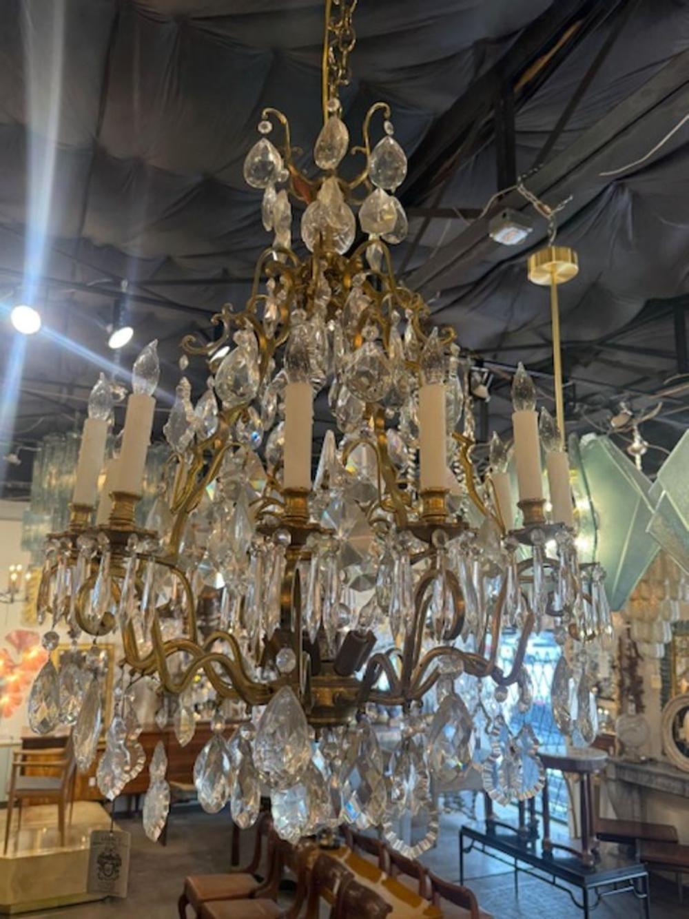 Französischer Kronleuchter aus vergoldeter Bronze und Kristall des frühen 20. im Zustand „Gut“ im Angebot in Dallas, TX