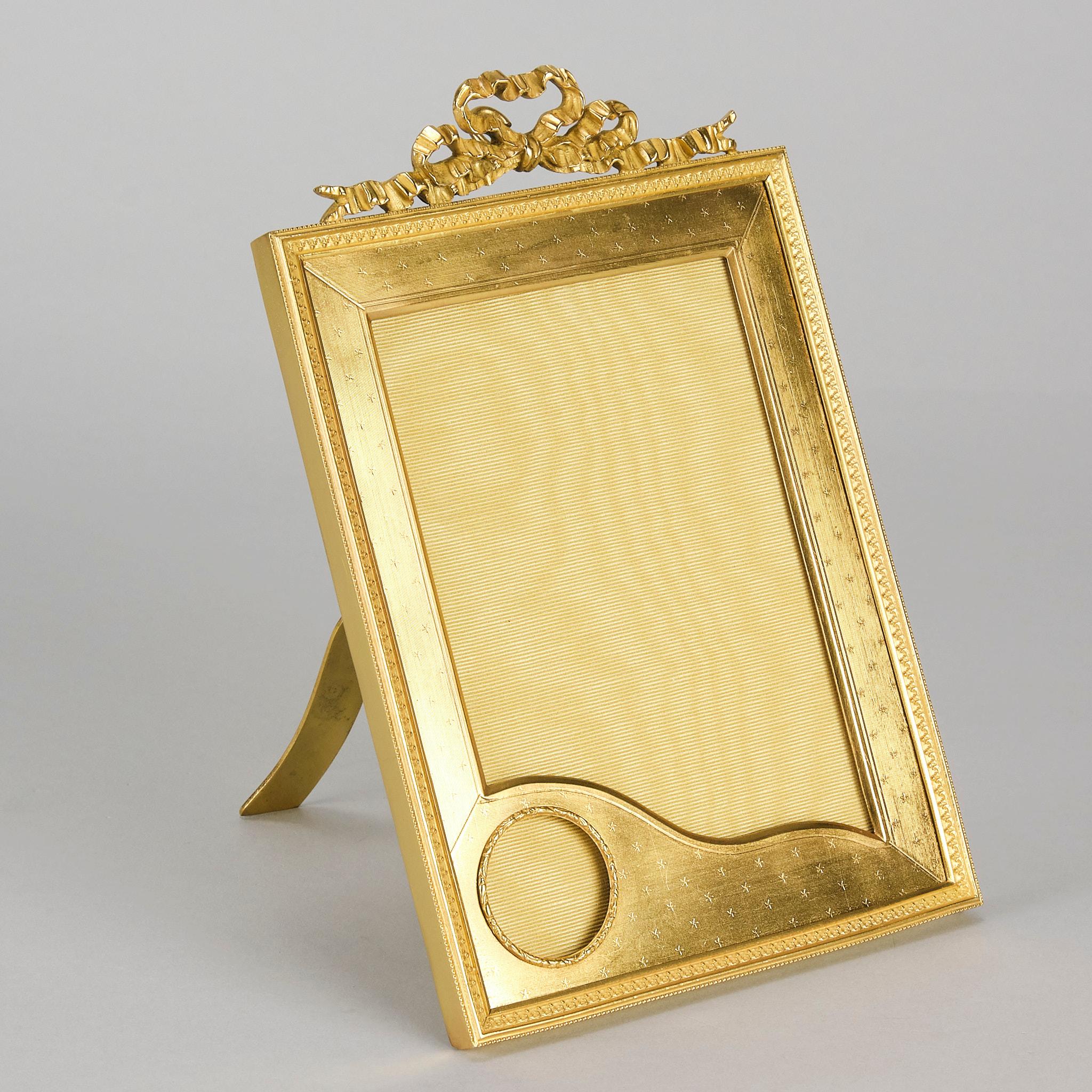 Französischer Rahmen aus vergoldeter Bronze des frühen 20. Jahrhunderts im Louis-XVI.-Stil (Gegossen) im Angebot