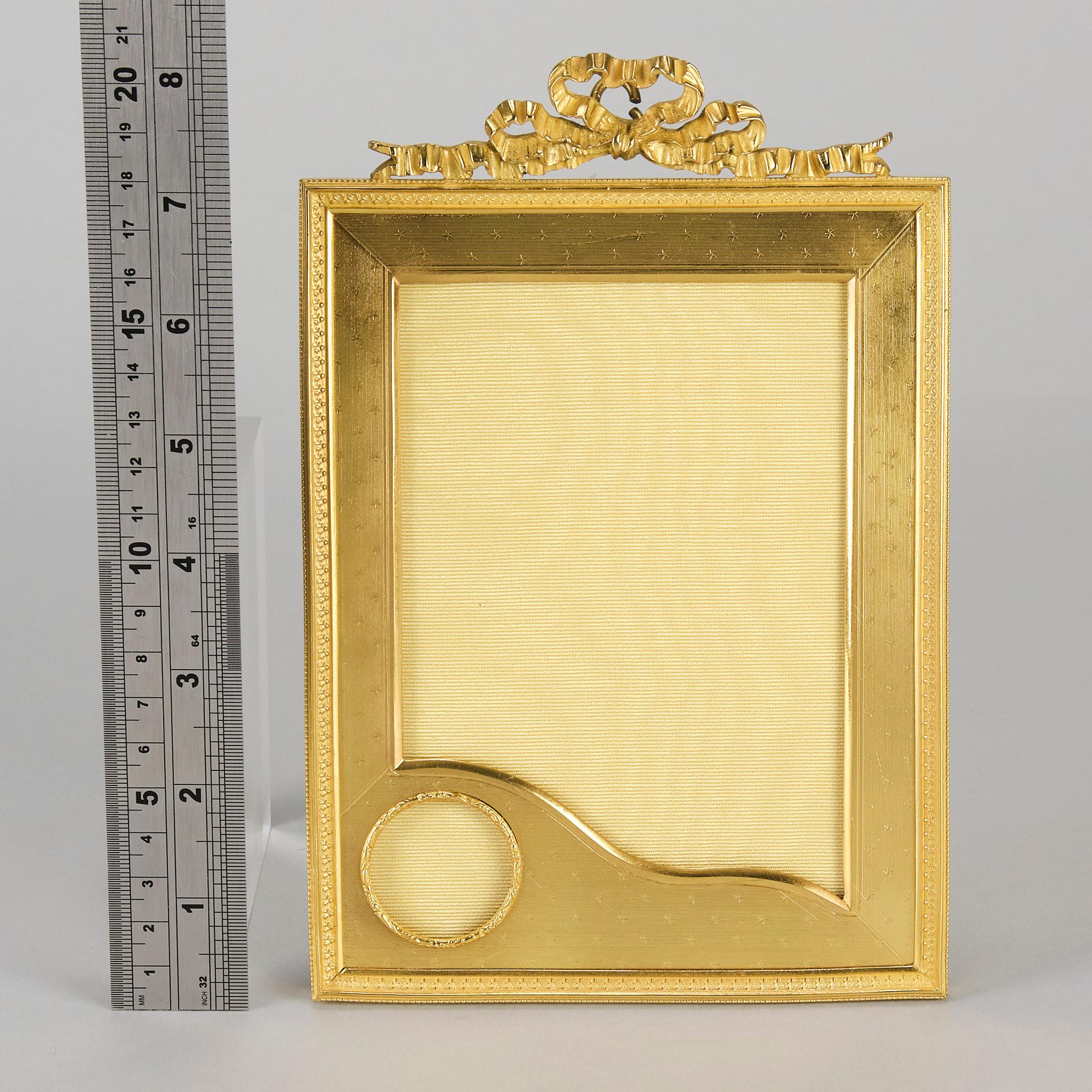 Französischer Rahmen aus vergoldeter Bronze des frühen 20. Jahrhunderts im Louis-XVI.-Stil im Angebot 1