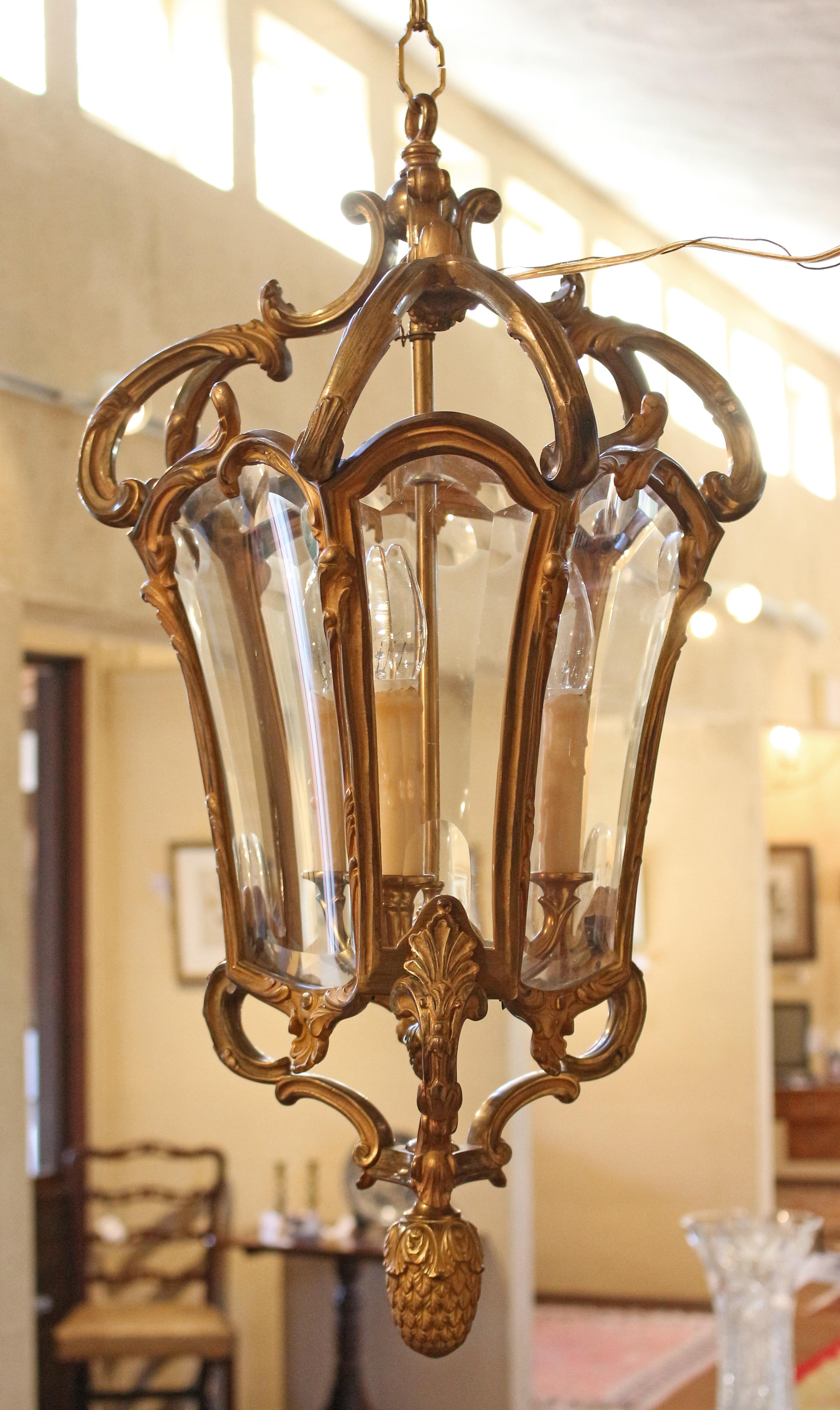 Lanterne d'entrée en bronze doré et verre du début du 20e siècle en vente 2