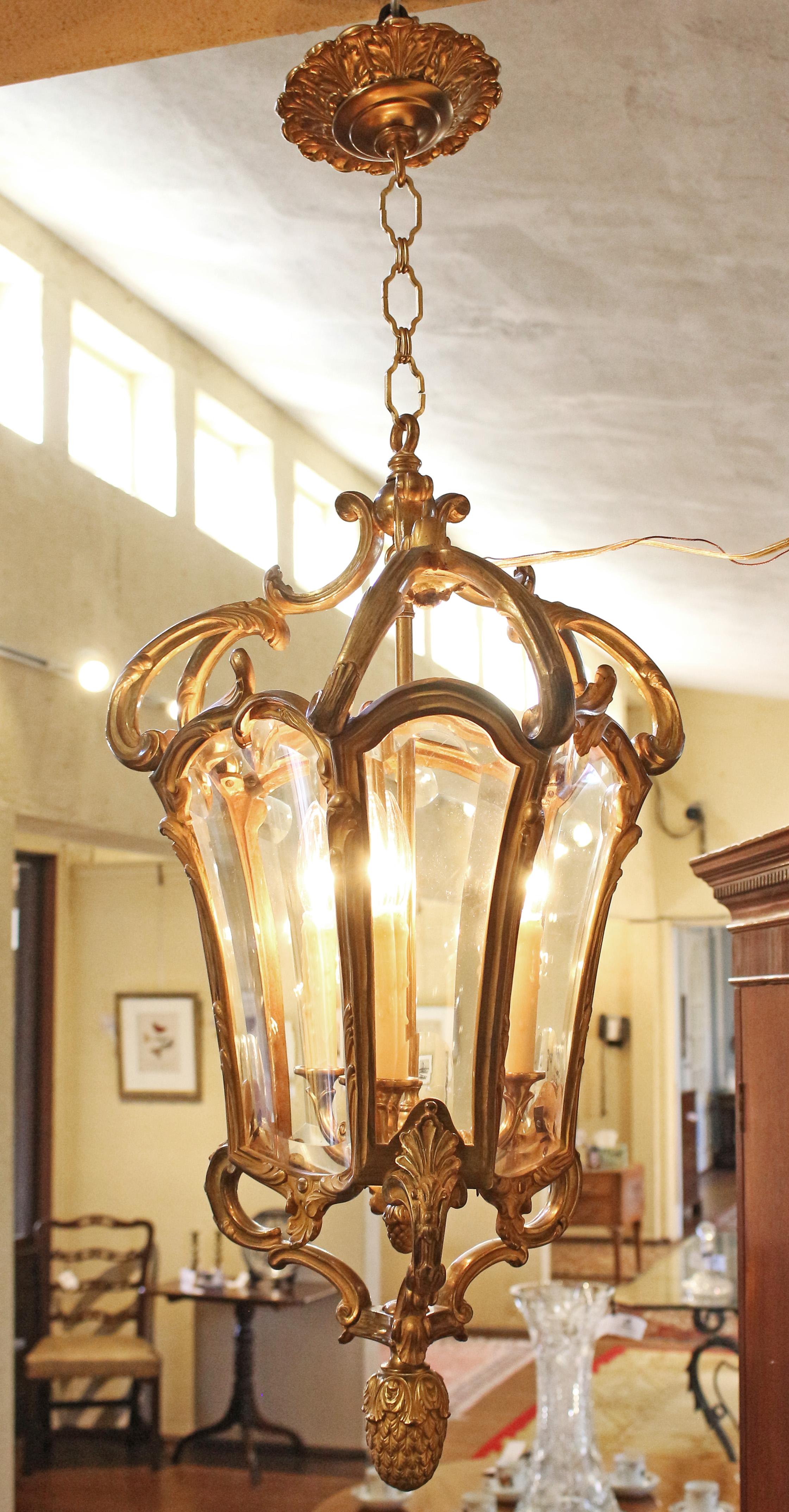 Lanterne d'entrée en bronze doré et verre du début du 20e siècle en vente 3