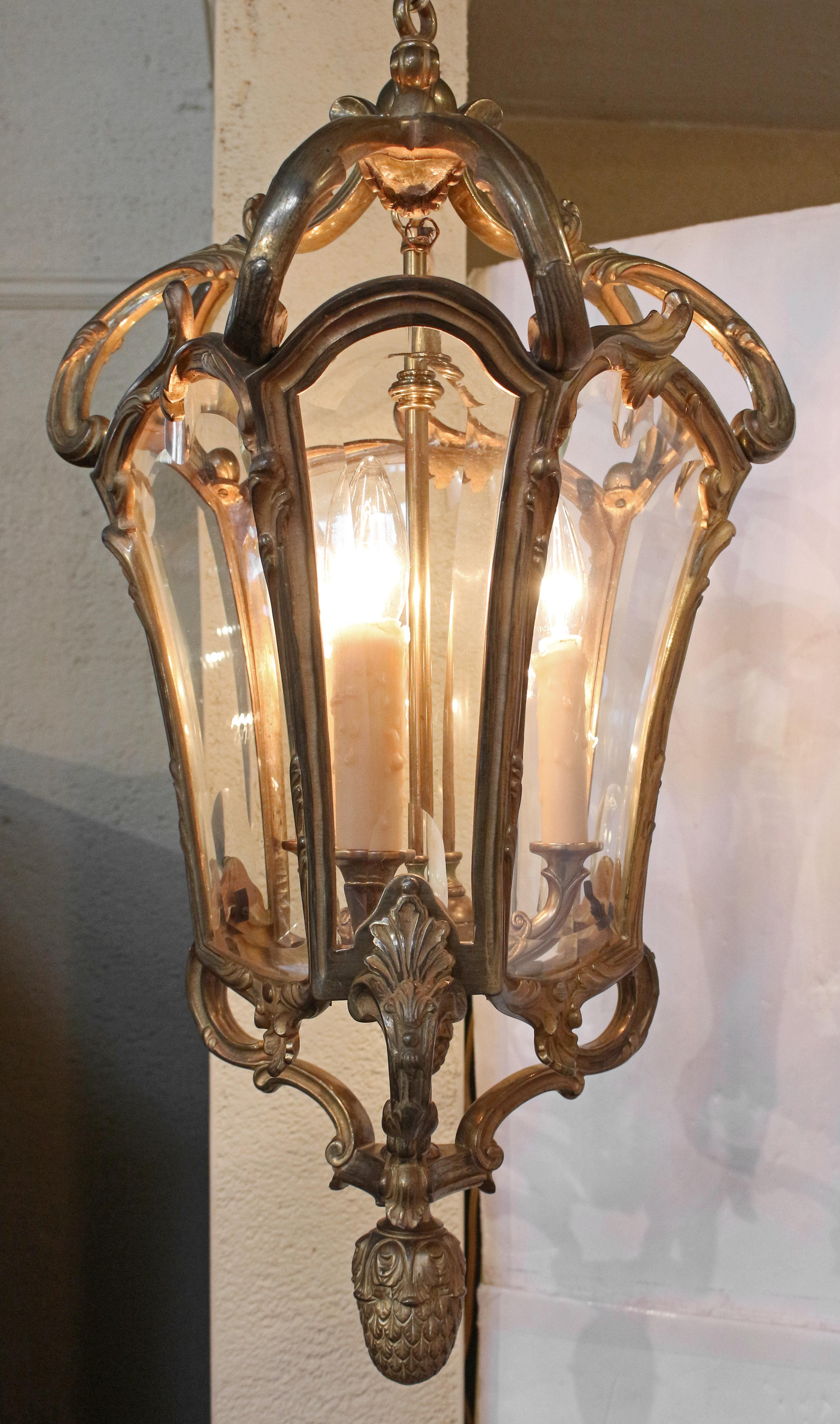 Lanterne d'entrée en bronze doré et verre du début du 20e siècle en vente 1