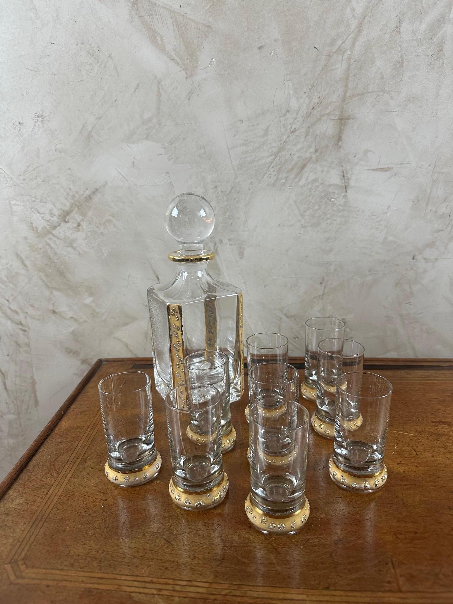 Muy bonito juego de licor que data de 1900 en muy buen estado compuesto por 7 copas de licor y una garrafa.
Precioso dorado en cada pieza. Buena calidad y modelo raro.