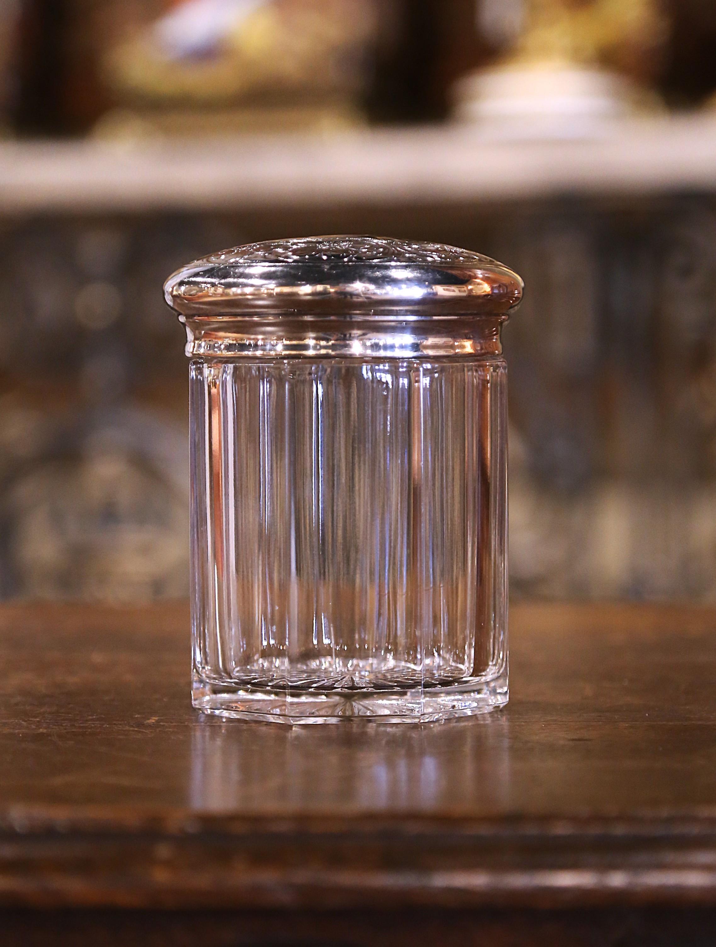Aggiungi un tocco di glamour storico a una consolle, una cucina o un ufficio con questo squisito barattolo per caramelle in vetro vintage. Realizzato in Francia intorno al 1920, questo elegante contenitore ottagonale presenta un corpo chiaro e