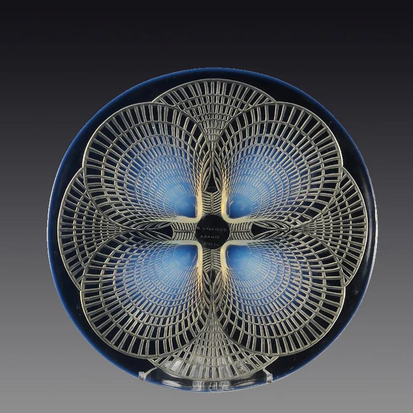 Un sorprendente piatto in vetro trasparente e opalescente francese dell'inizio del XX secolo con un attraente disegno geometrico a smerlo in stile Art Déco, che mostra colori raffinati e dettagli eccellenti, firmato R Lalique France

Coquilles