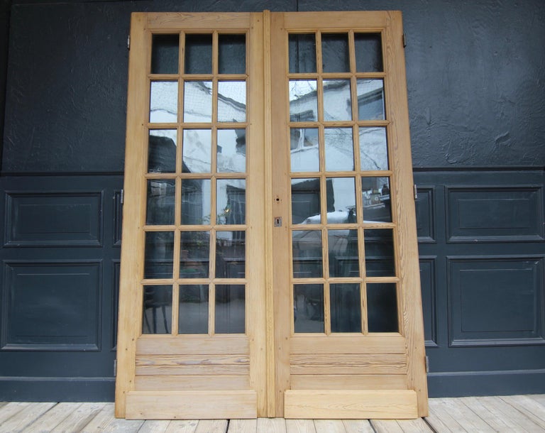 Early 20th Century French Glazed Double Door Made of Pine In Good Condition For Sale In Dusseldorf, DE