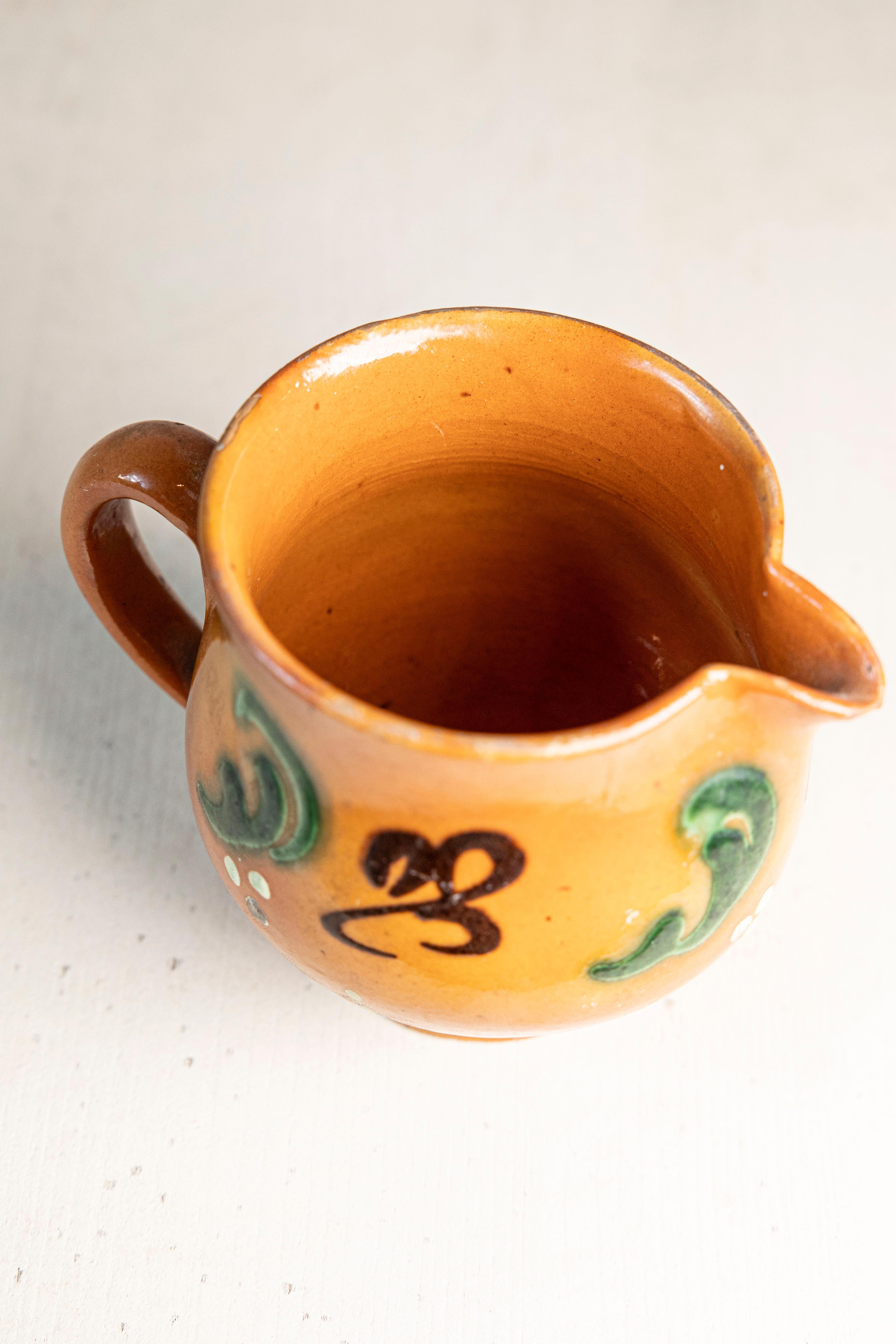 20ième siècle Pichet miniature en terre cuite émaillée française du début du 20e siècle en vente