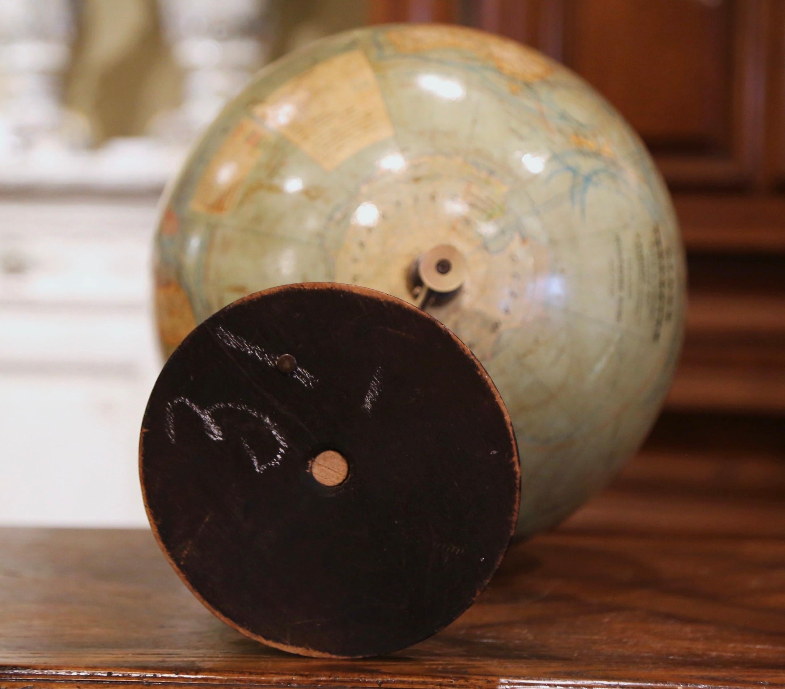 Globe terrestre français du début du 20e siècle sur socle en noyer sculpté, signé J. Forrest, Paris 3