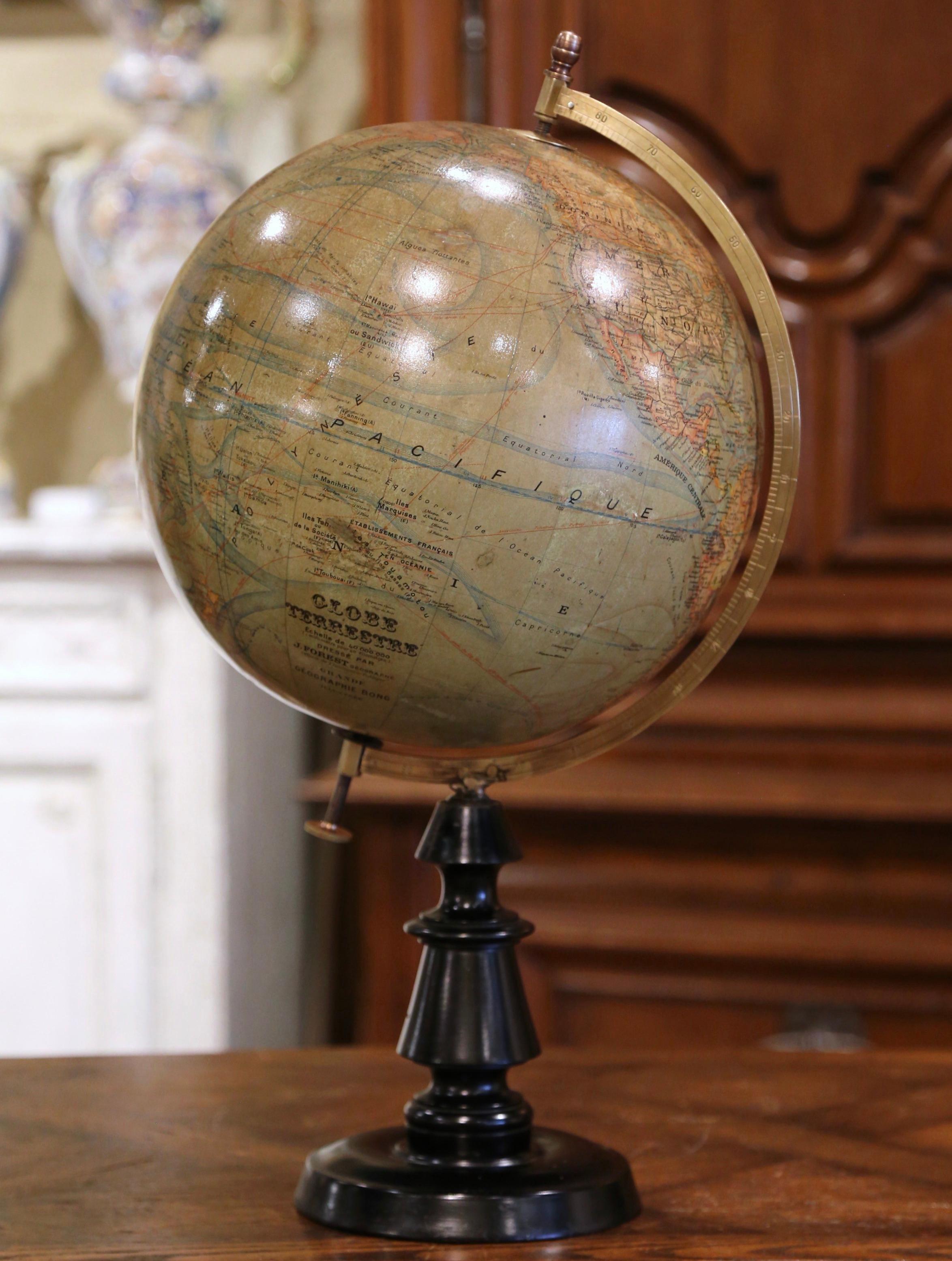 Décorez un bureau avec ce globe terrestre antique magnifiquement conservé. Fabriquée en France vers 1920 (elle représente Constantinople et non Istanbul, la ville ayant changé de nom en 1930), cette pièce terrestre repose sur un socle en noyer. La