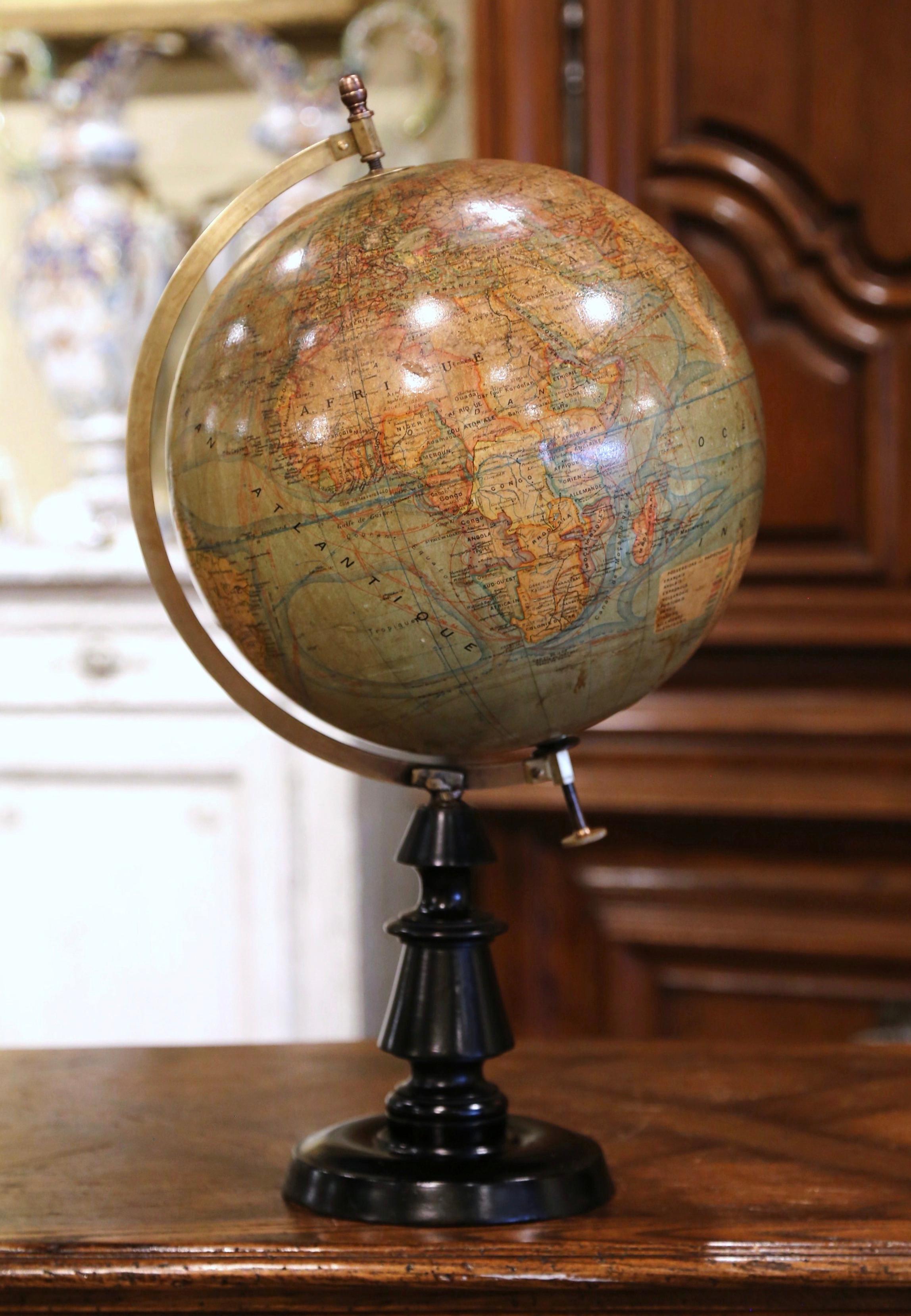 Français Globe terrestre français du début du 20e siècle sur socle en noyer sculpté, signé J. Forrest, Paris