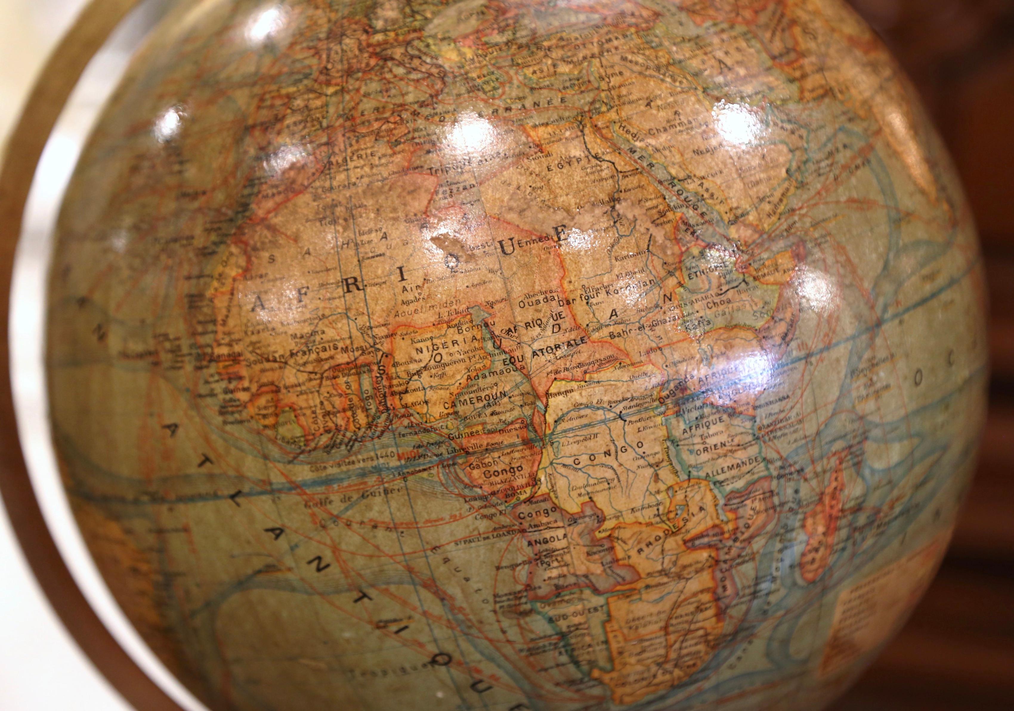 20ième siècle Globe terrestre français du début du 20e siècle sur socle en noyer sculpté, signé J. Forrest, Paris