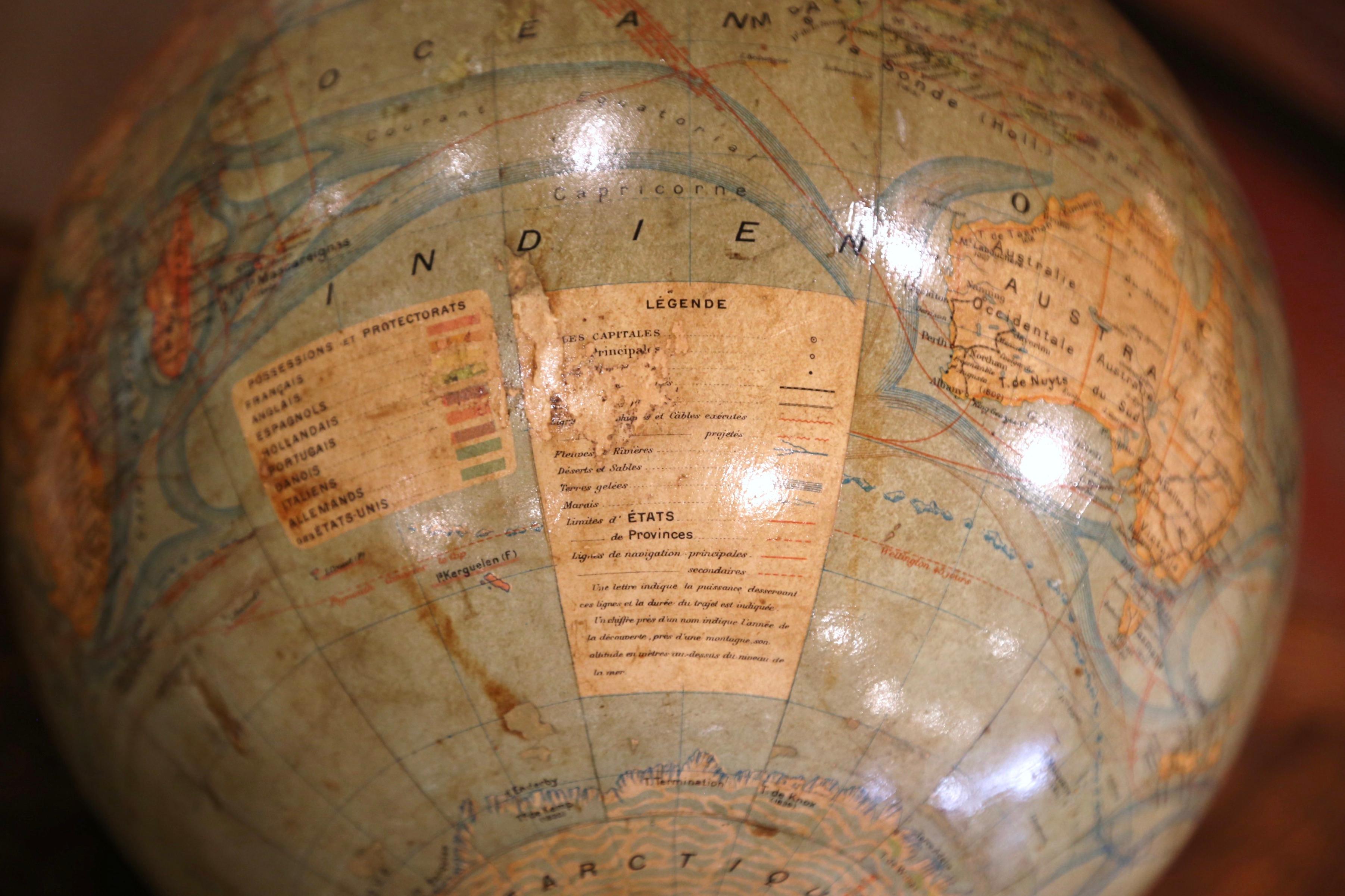 Globe terrestre français du début du 20e siècle sur socle en noyer sculpté, signé J. Forrest, Paris 1