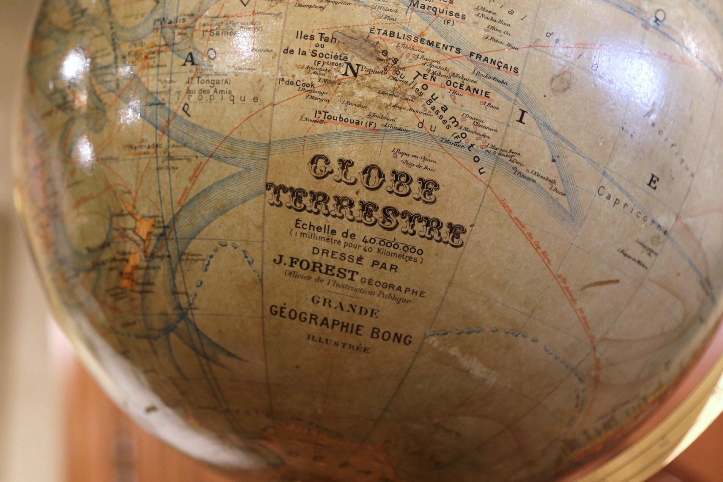 Globe terrestre français du début du 20e siècle sur socle en noyer sculpté, signé J. Forrest, Paris 2