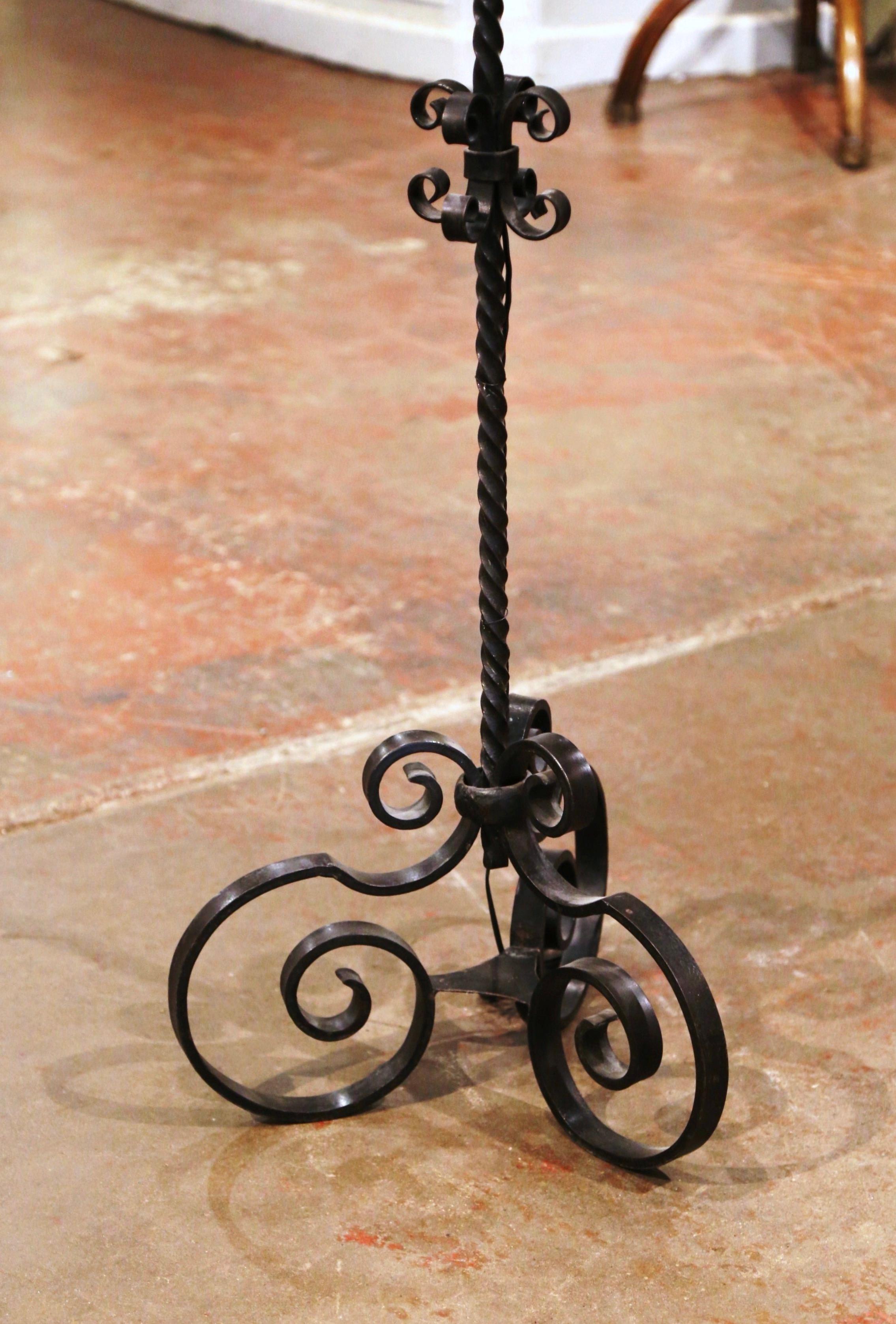 Early 20th Century French Gothic Black Wrought Iron Floor Lamp In Excellent Condition In Dallas, TX
