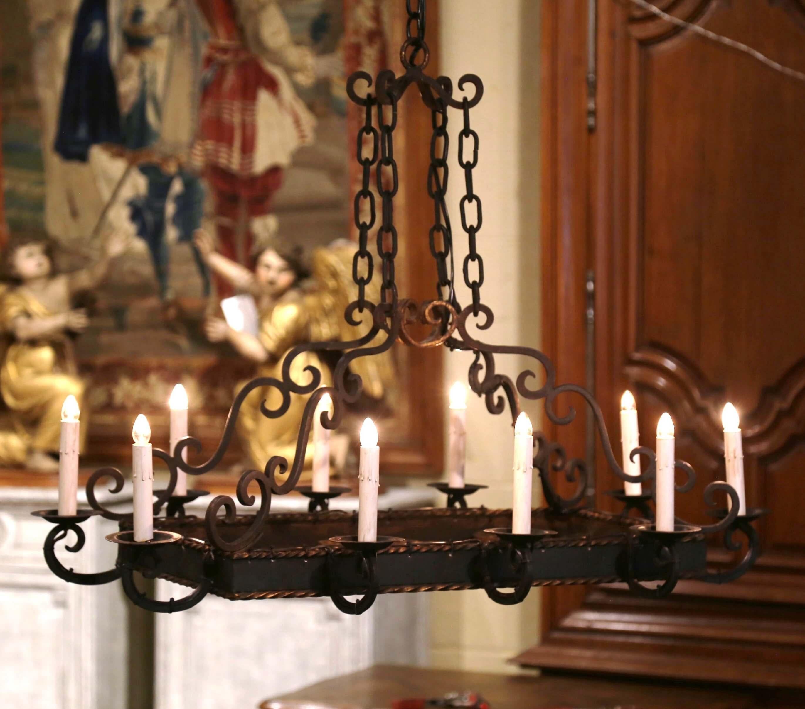 Lustre à dix lumières en fer à fond plat gothique français du début du XXe siècle en vente 2