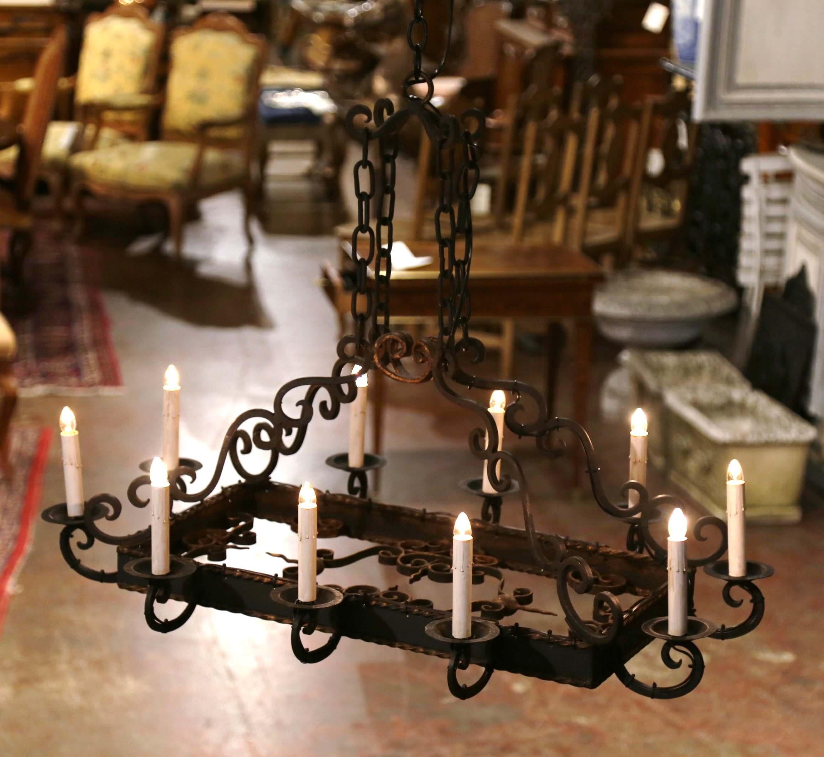 Gothique Lustre à dix lumières en fer à fond plat gothique français du début du XXe siècle en vente