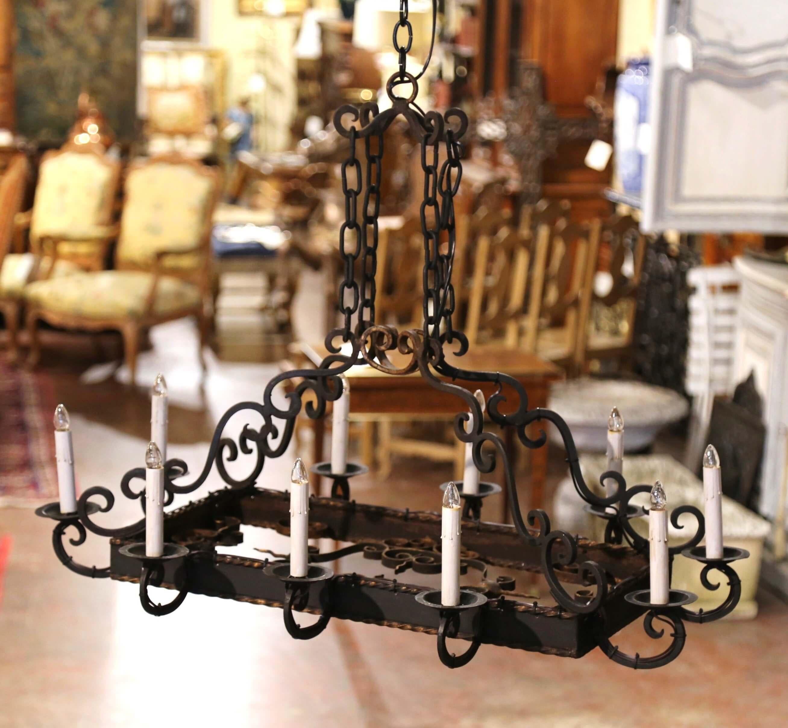 Forgé Lustre à dix lumières en fer à fond plat gothique français du début du XXe siècle en vente