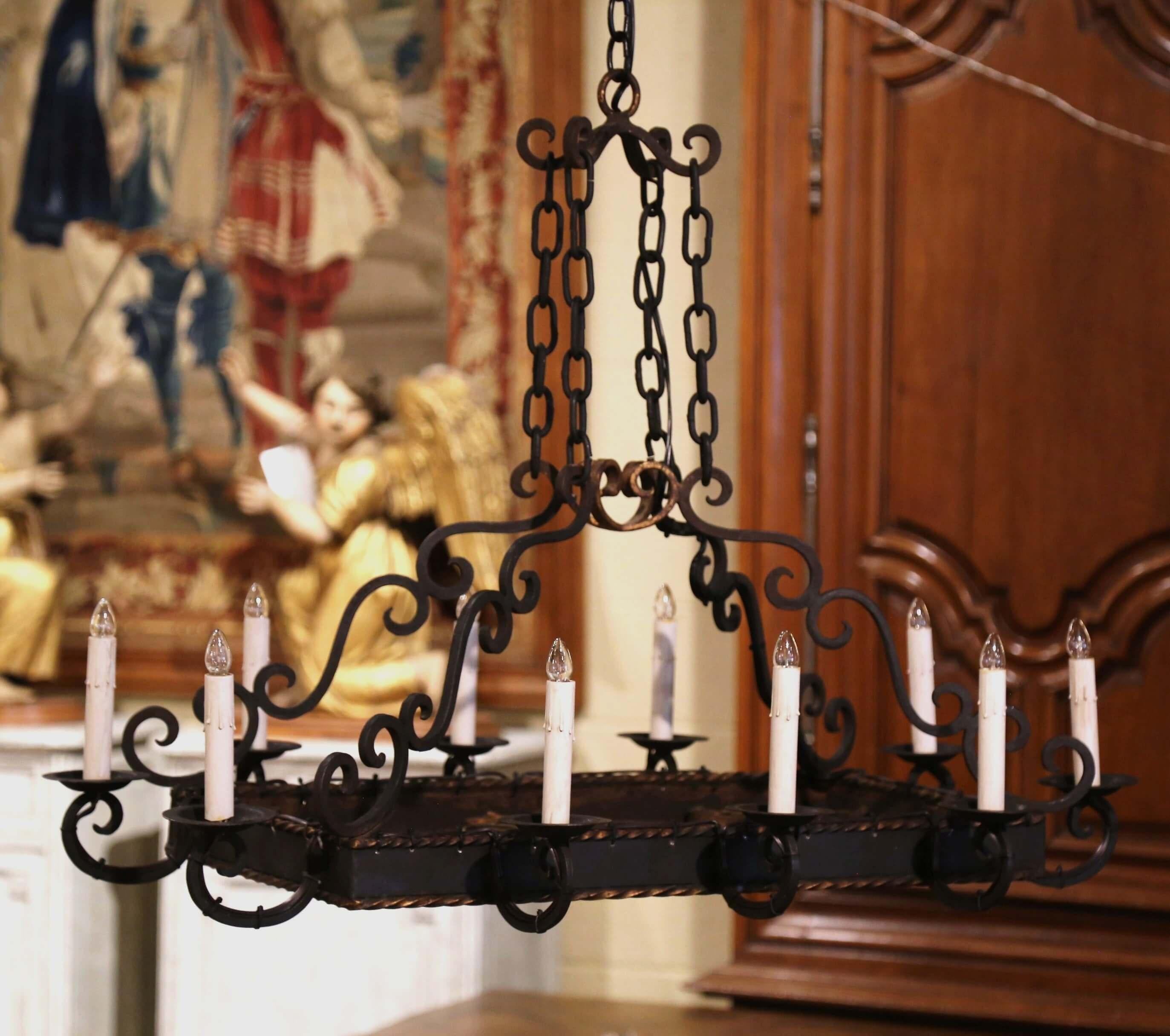 20ième siècle Lustre à dix lumières en fer à fond plat gothique français du début du XXe siècle en vente