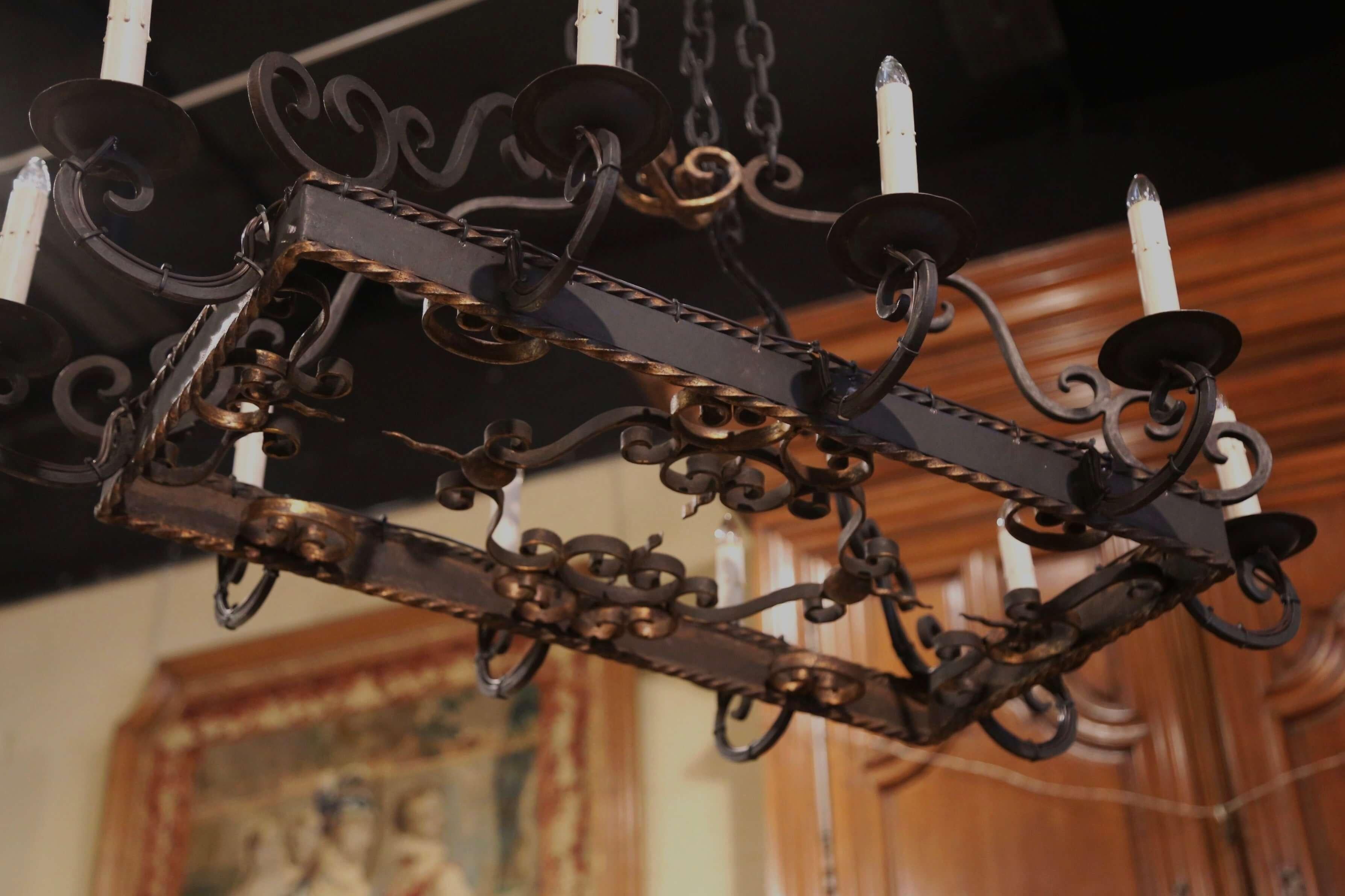 Fer Lustre à dix lumières en fer à fond plat gothique français du début du XXe siècle en vente