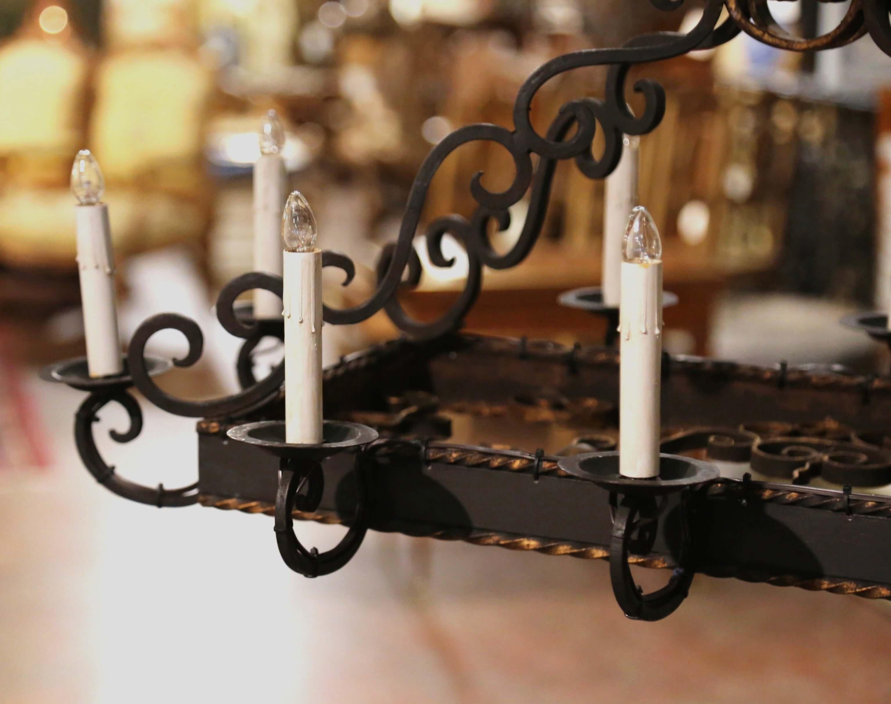 Lustre à dix lumières en fer à fond plat gothique français du début du XXe siècle en vente 1