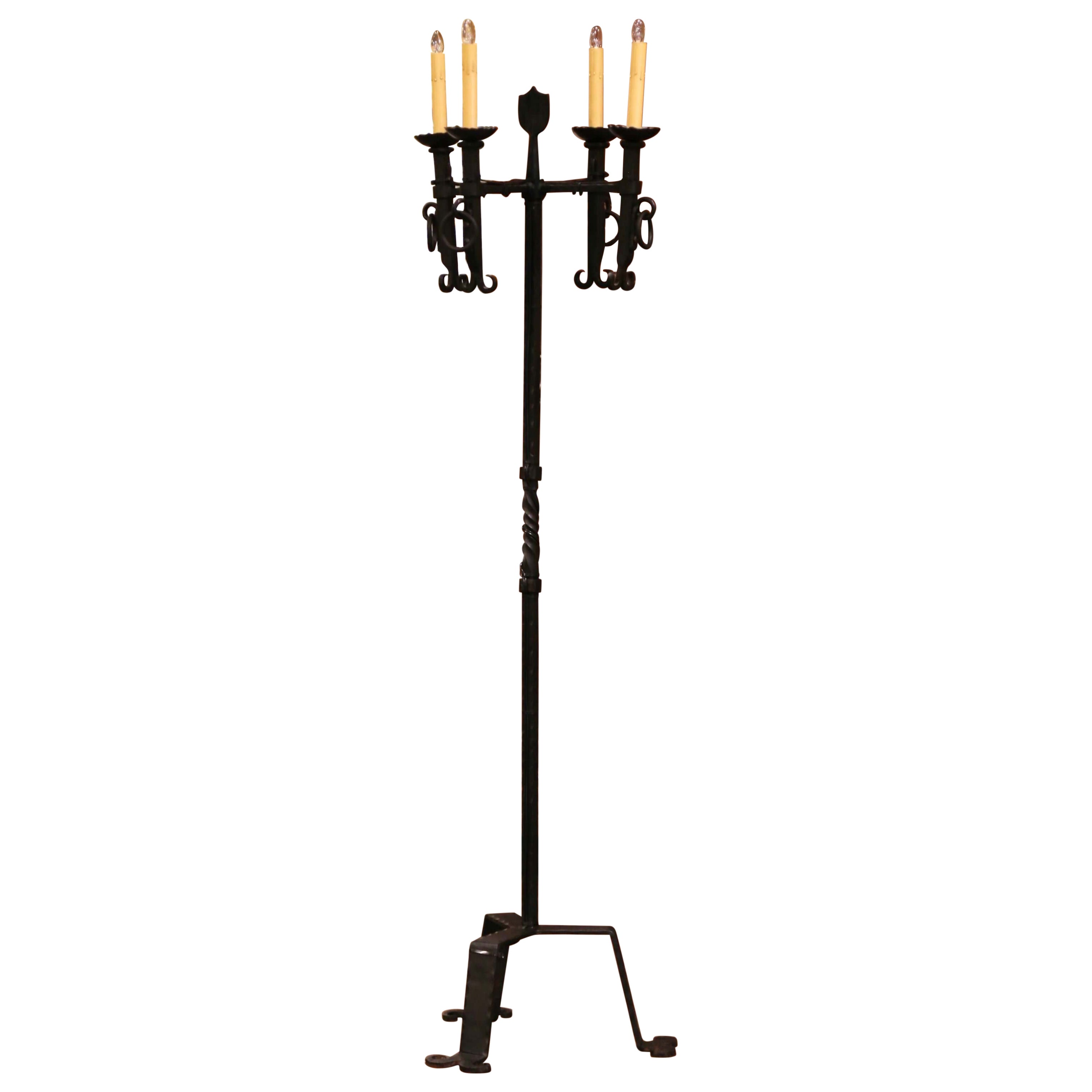Lampada da terra a quattro luci in ferro forgiato in stile gotico francese dei primi del Novecento