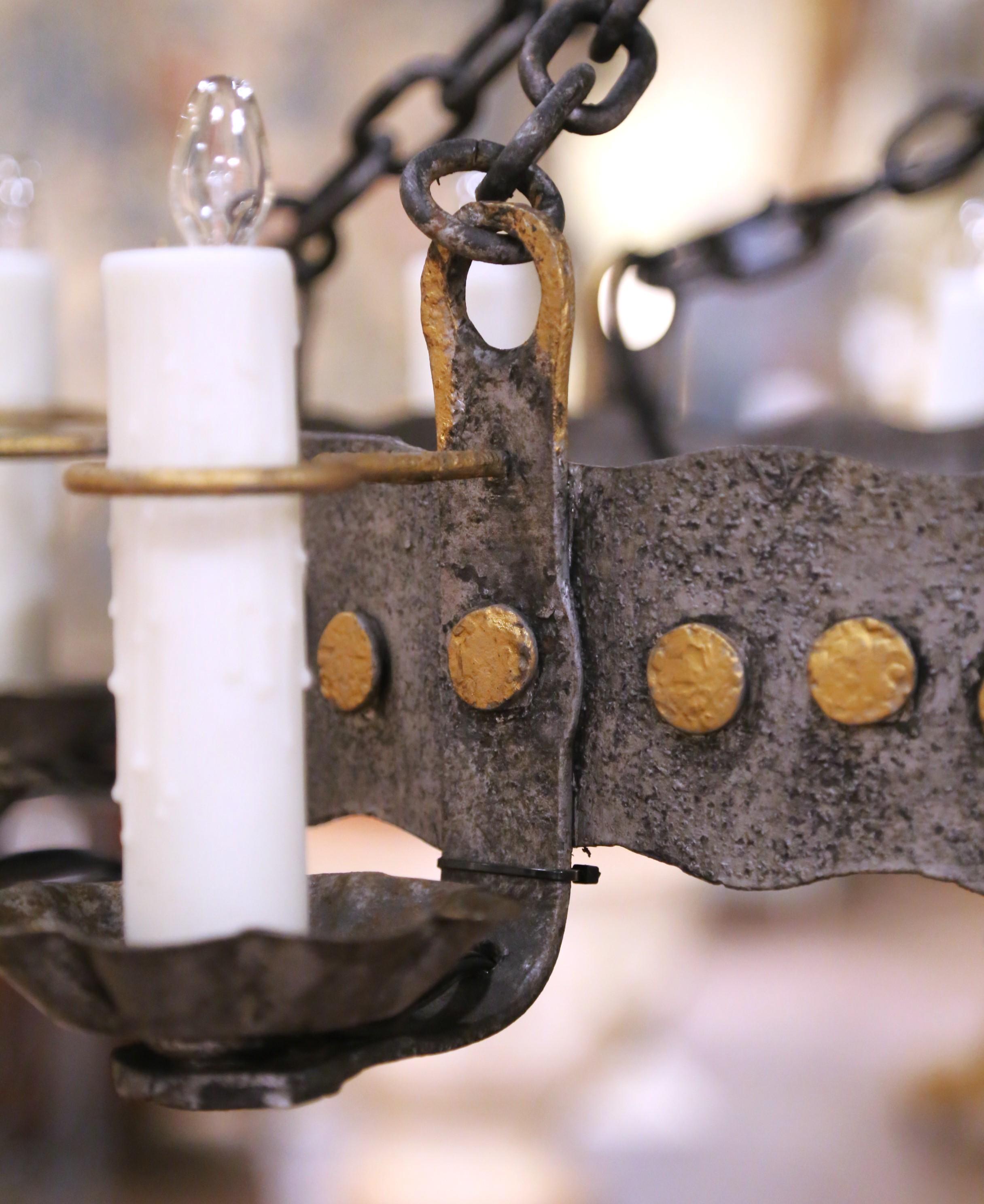 Lampadario gotico francese a dodici luci in ferro con accenti dorati dell'inizio del XX secolo in vendita 4