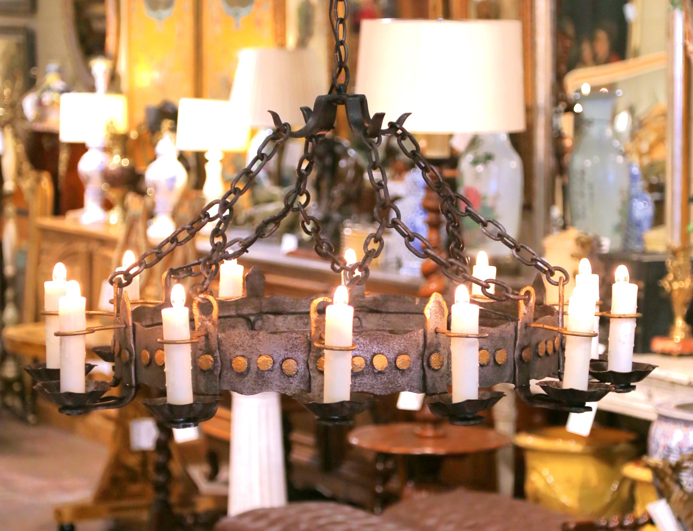 Gotico Lampadario gotico francese a dodici luci in ferro con accenti dorati dell'inizio del XX secolo in vendita