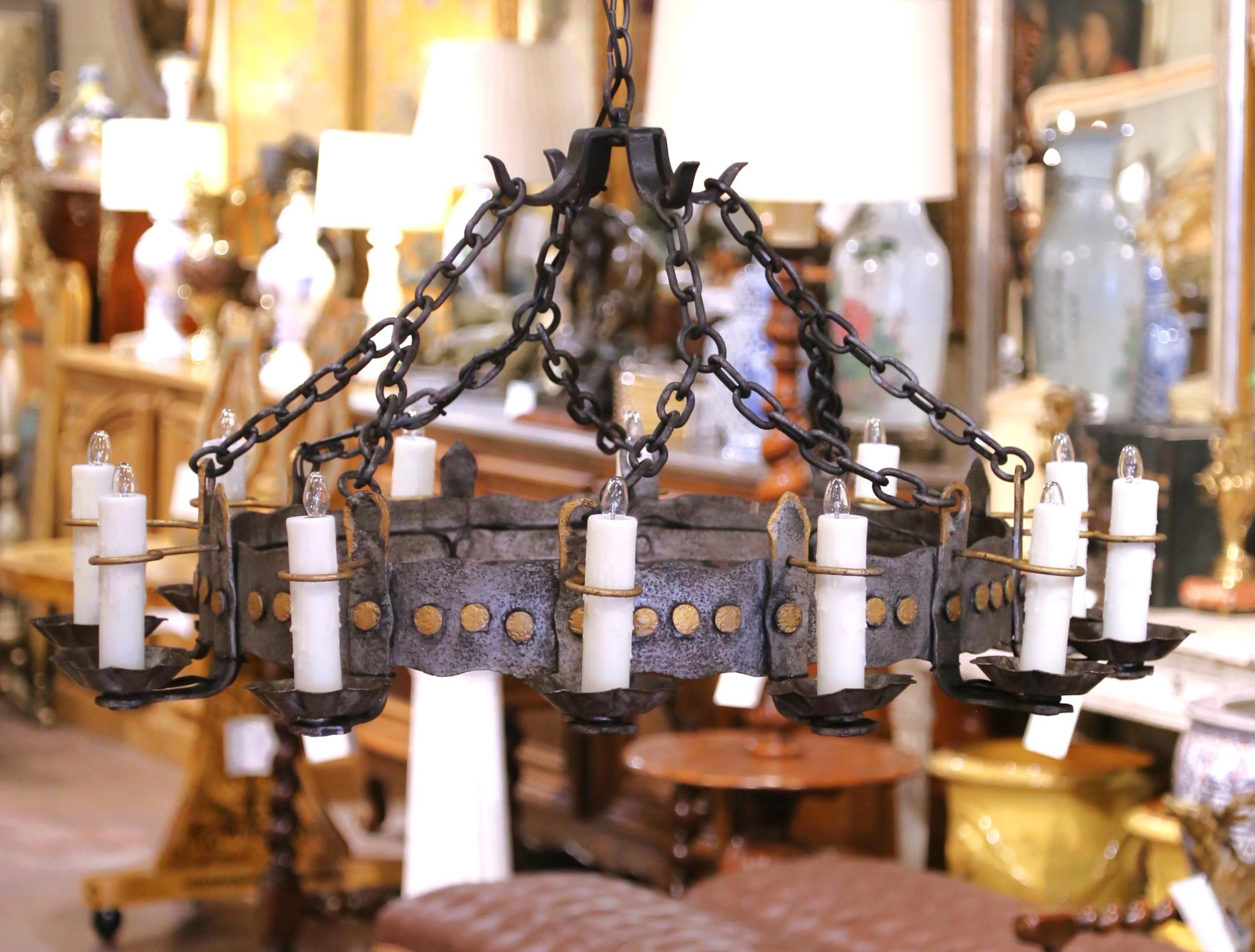 Francese Lampadario gotico francese a dodici luci in ferro con accenti dorati dell'inizio del XX secolo in vendita
