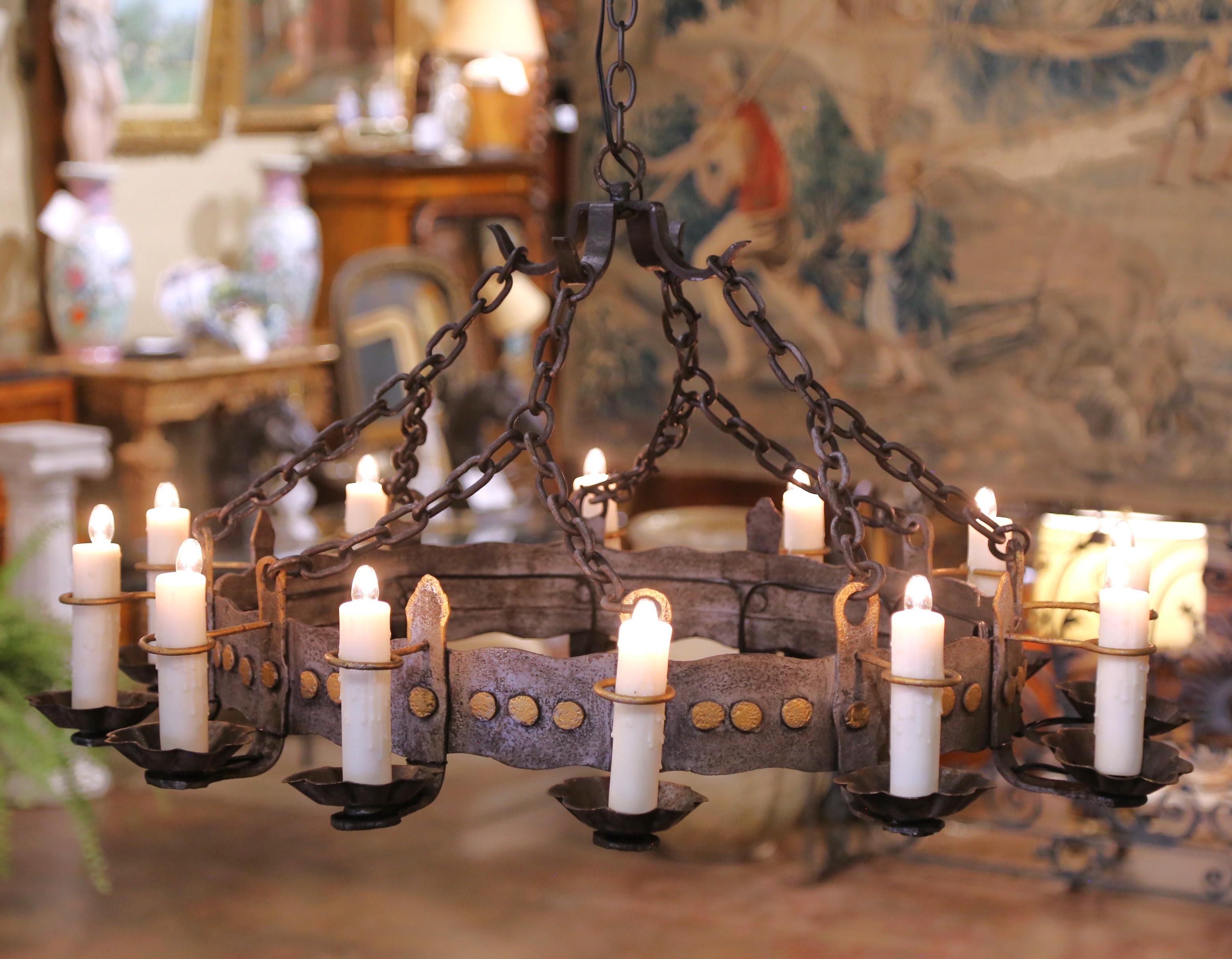 Forgiato Lampadario gotico francese a dodici luci in ferro con accenti dorati dell'inizio del XX secolo in vendita