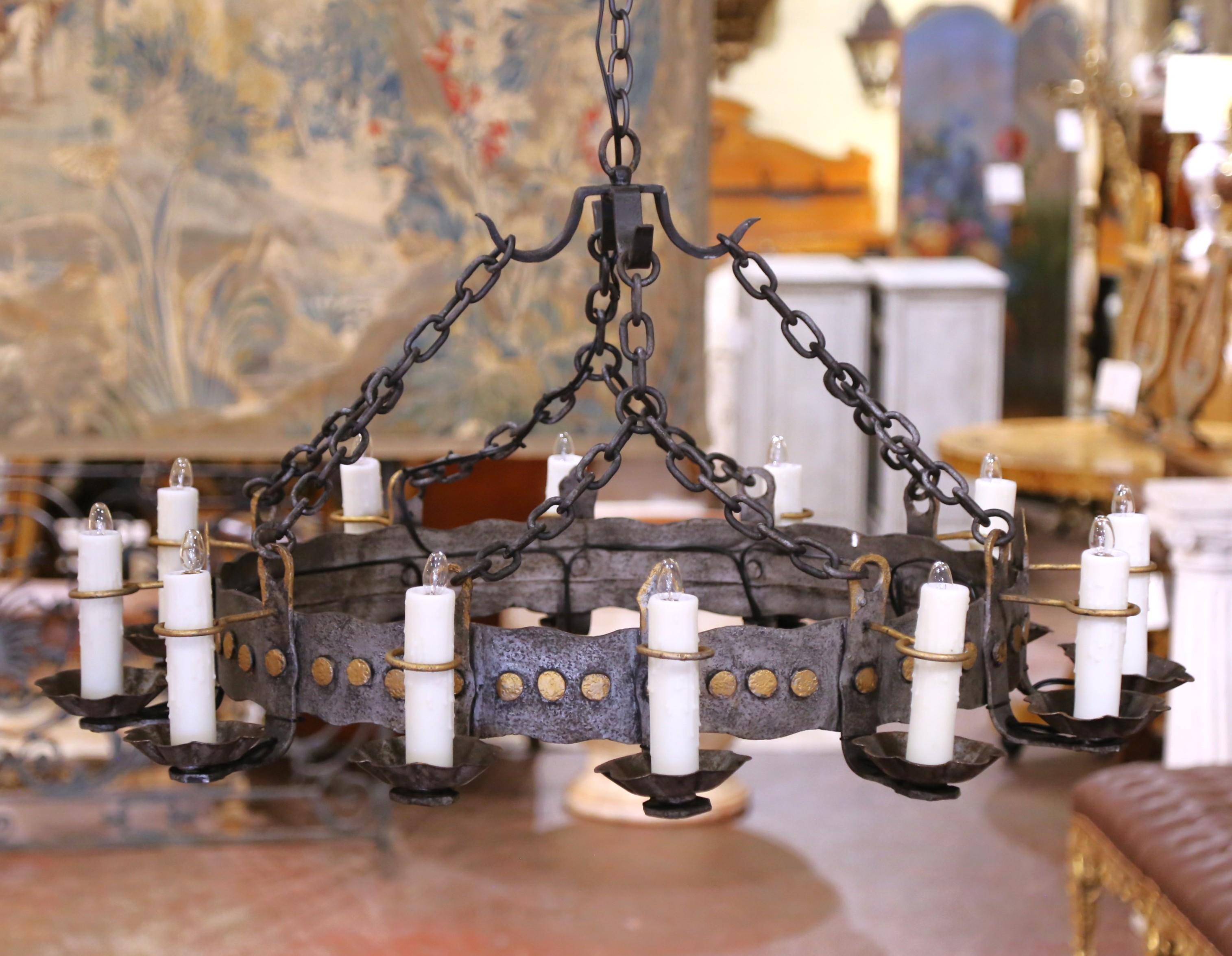 Lampadario gotico francese a dodici luci in ferro con accenti dorati dell'inizio del XX secolo In condizioni ottime in vendita a Dallas, TX