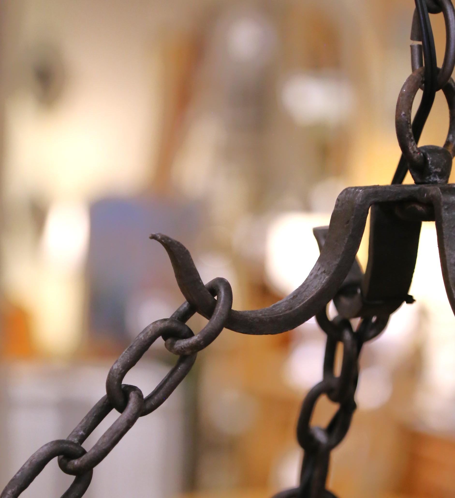 Lampadario gotico francese a dodici luci in ferro con accenti dorati dell'inizio del XX secolo in vendita 2