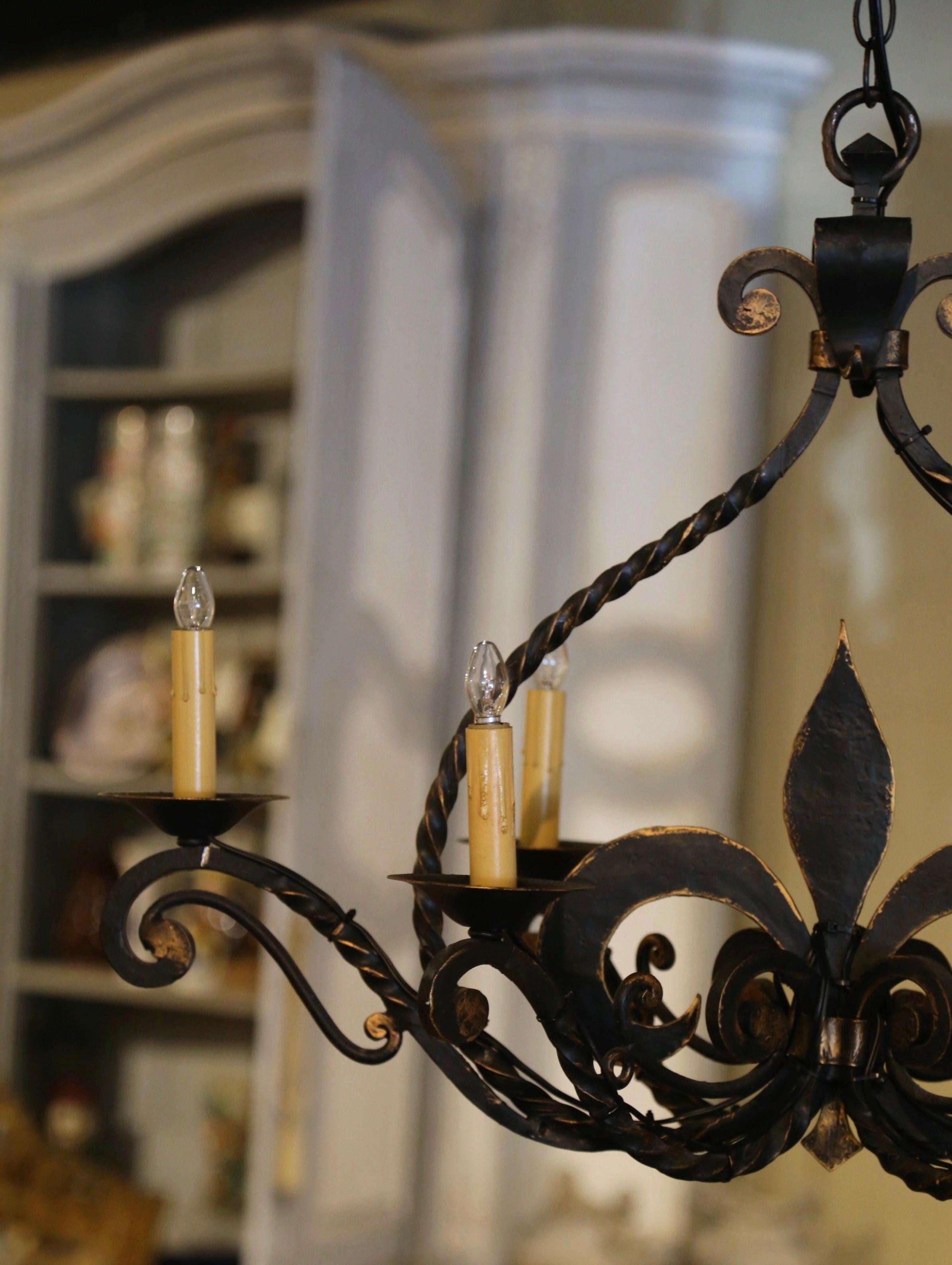  Lustre Fleur-de-Lys en fer forgé gothique français du début du 20e siècle à six lumières Excellent état - En vente à Dallas, TX