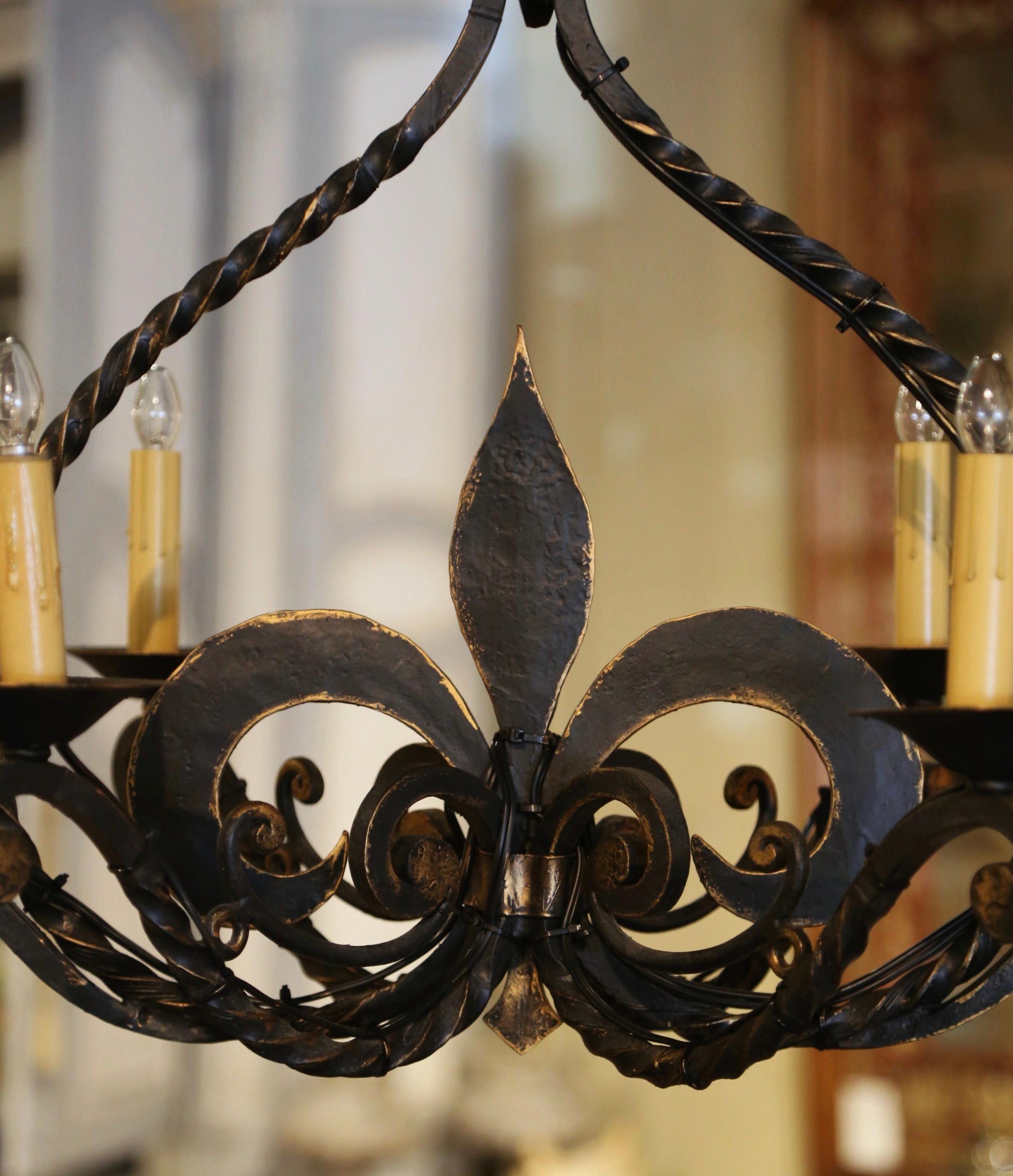  Französischer gotischer schmiedeeiserner sechsflammiger Fleur-de-Lys-Kronleuchter aus dem frühen 20. Jahrhundert im Angebot 2