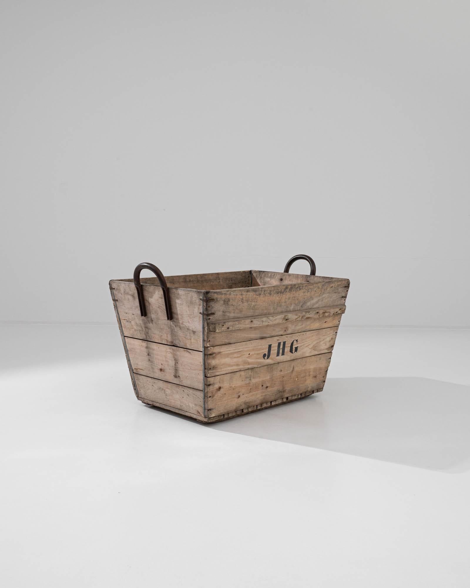 Early 20th Century French Grape Crate In Good Condition For Sale In High Point, NC