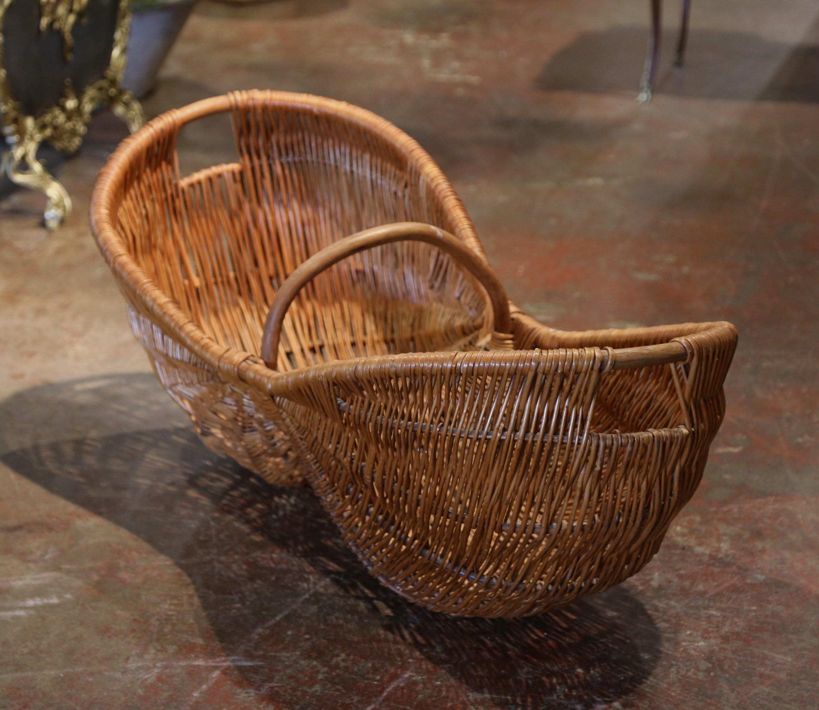 Decora una parete o un mobile pieno di fiori con questo cesto antico. Realizzato in Normandia o in Borgogna intorno al 1920, il grande cesto d'uva con un elegante manico centrale ad arco in bambù è intrecciato a mano con vimini su una struttura in