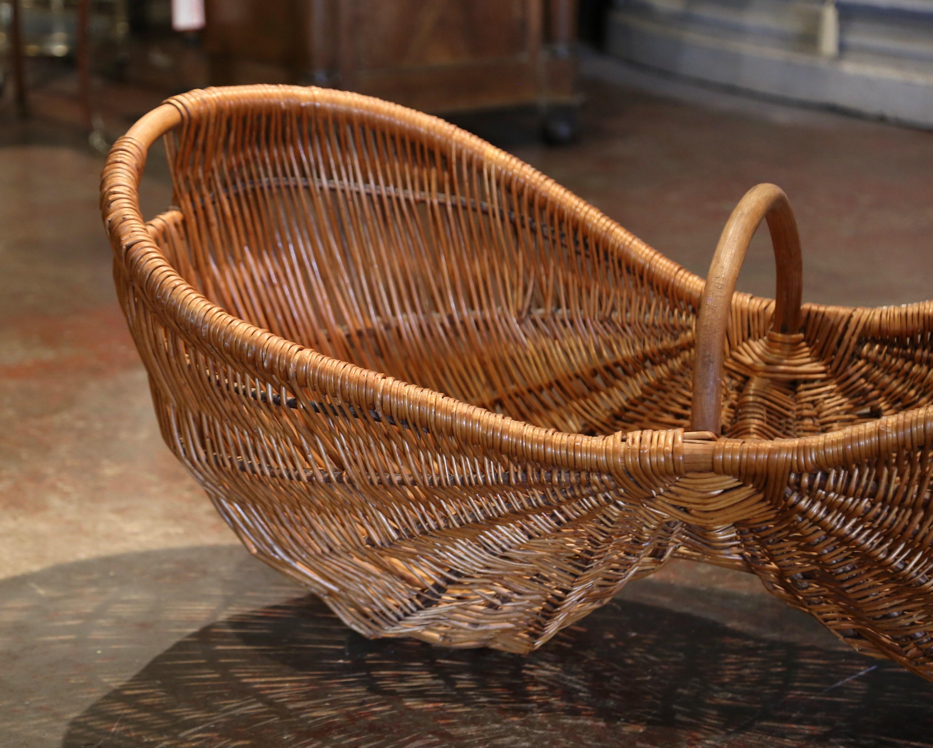 Country Cesto di vimini per la vendemmia francese dei primi del Novecento con manico in bambù in vendita