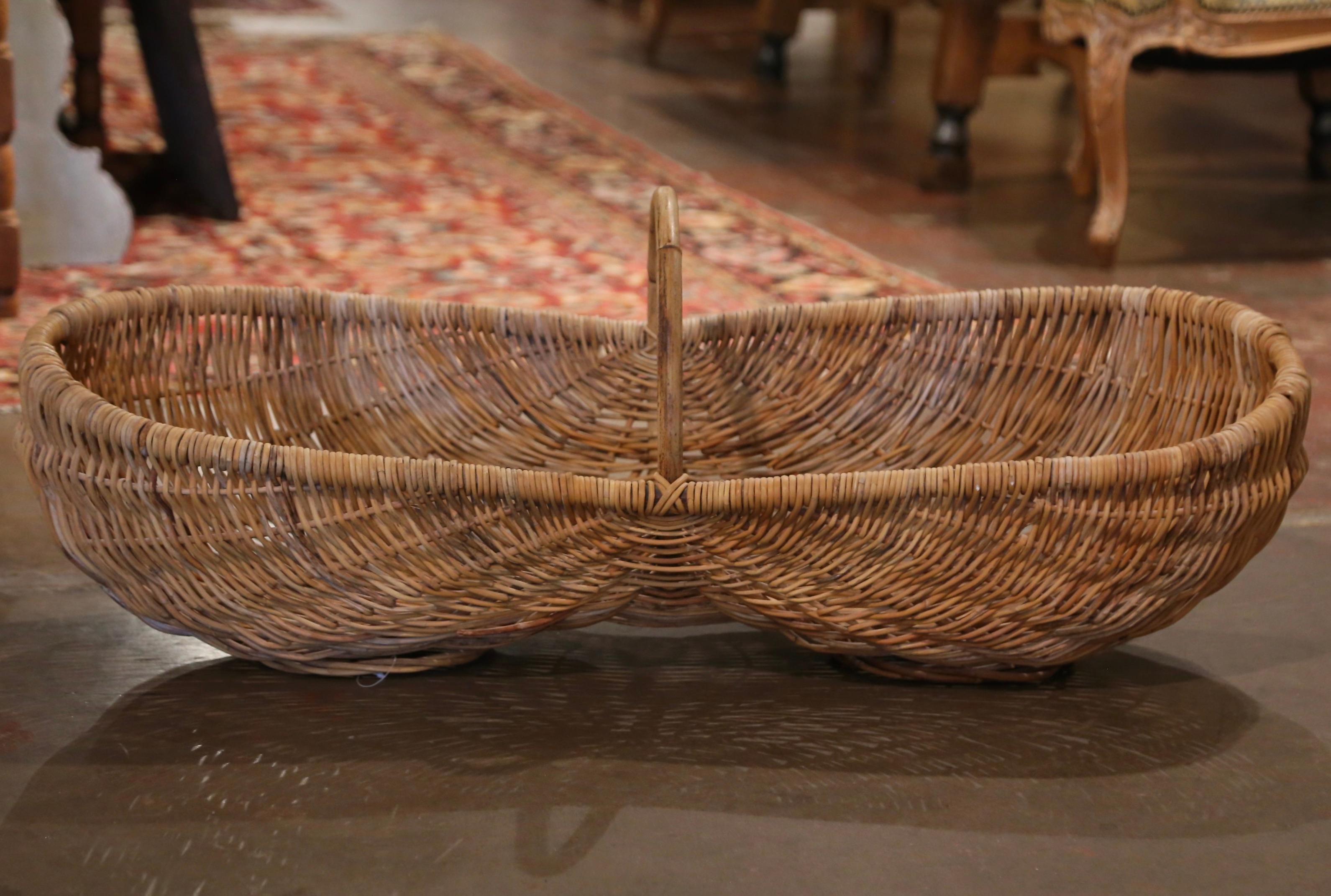 Early 20th Century French Grape Harvest Wicker Basket with Bamboo Handle In Excellent Condition In Dallas, TX