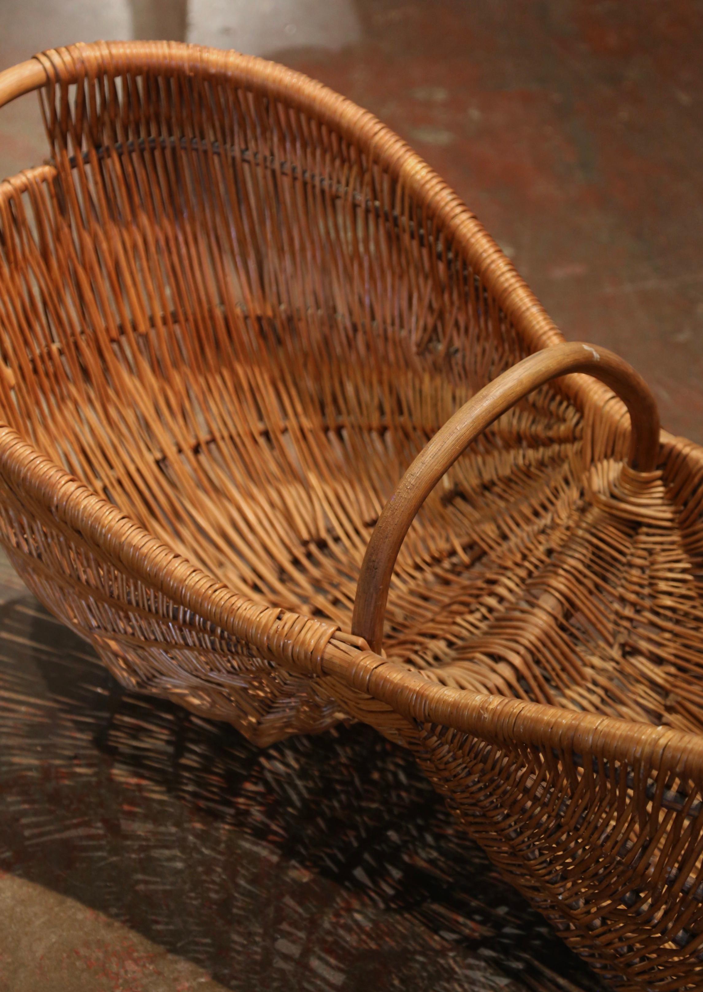 Fatto a mano Cesto di vimini per la vendemmia francese dei primi del Novecento con manico in bambù in vendita