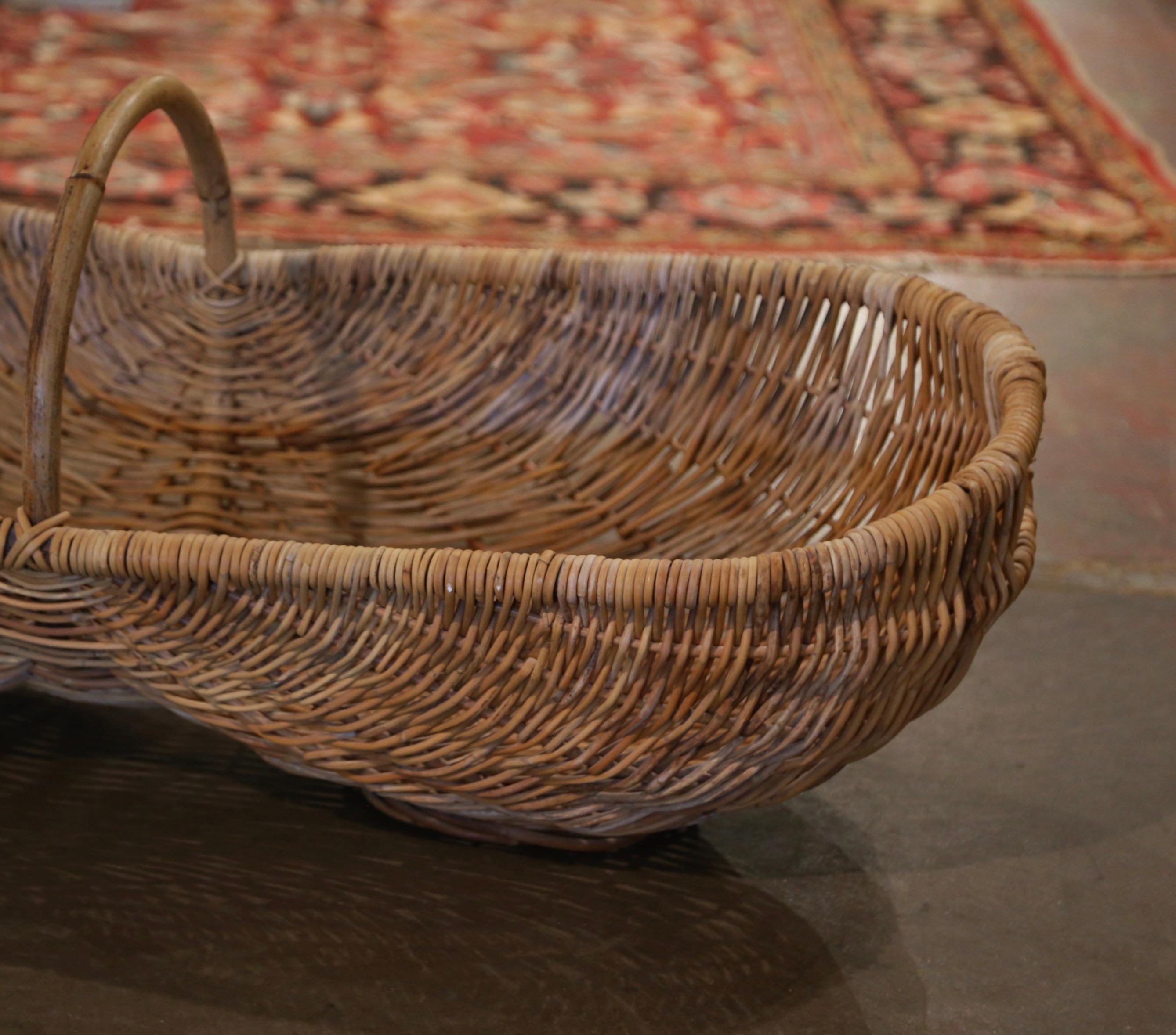 Early 20th Century French Grape Harvest Wicker Basket with Bamboo Handle 2