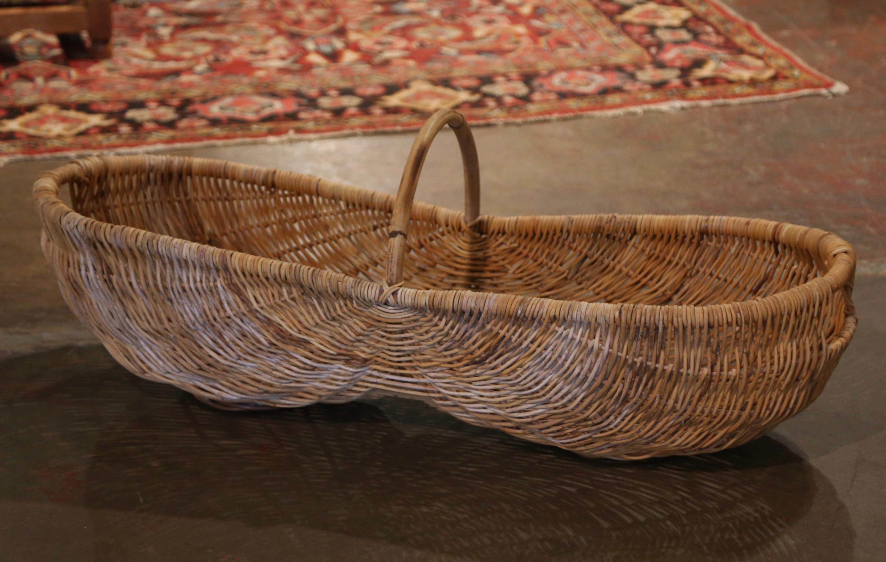 Early 20th Century French Grape Harvest Wicker Basket with Bamboo Handle 4