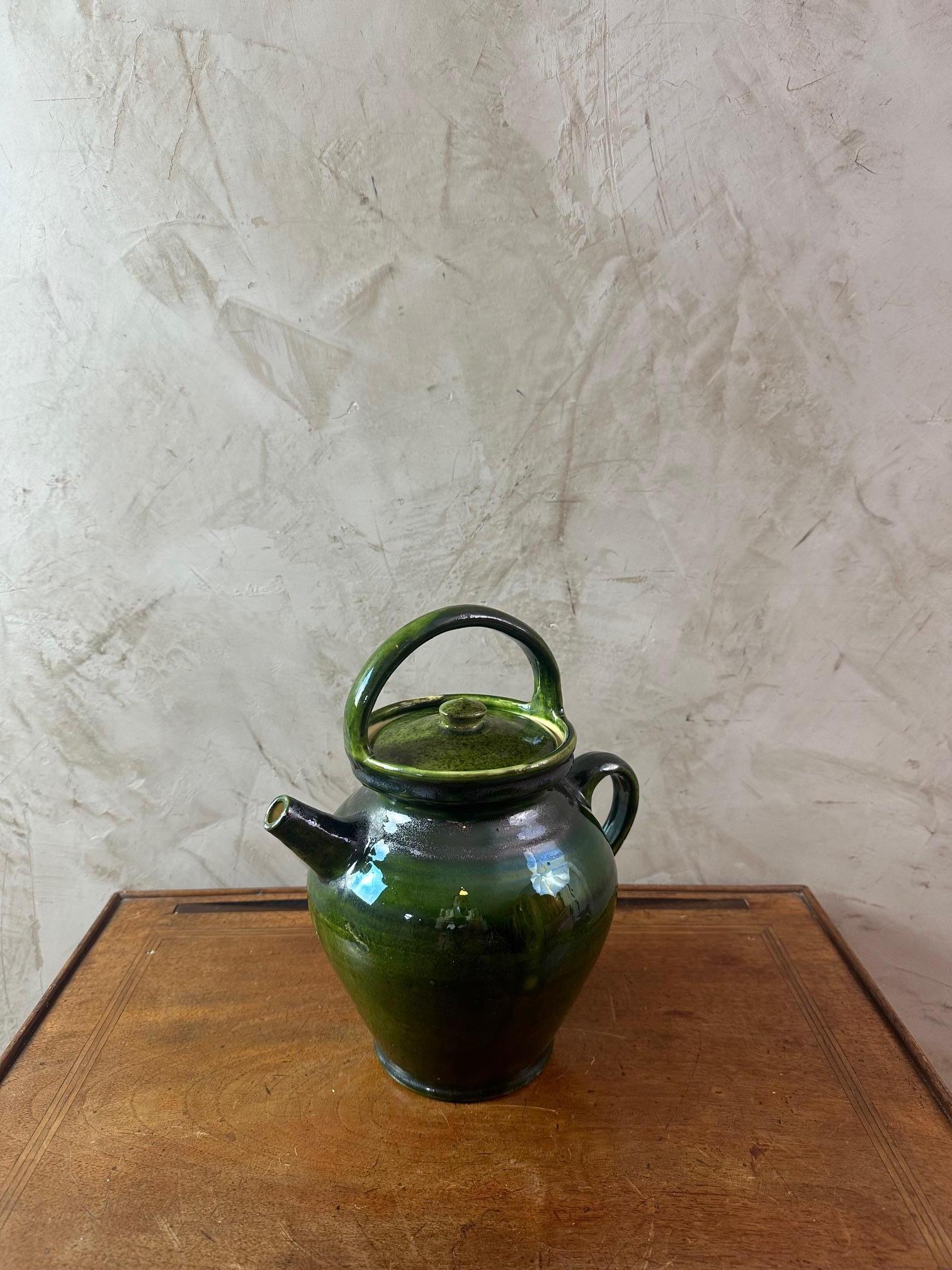 Very nice French green pottery from the beggining of the 20th century with an handle and a removable top. 
Can be used as decoration in a kitchen. 
Good quality and nice condition. 