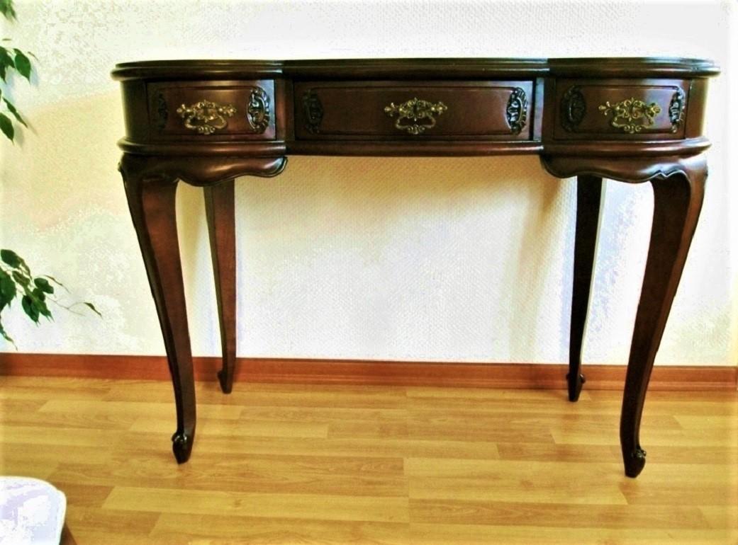 A very elegant hand carved oak console table, writing desk or dressing table, France, circa 1910-1920. A very good quality piece with molded edges and carved detailing on cariole legs, three drawers with original bronze pulls.
Measures: Height 30
