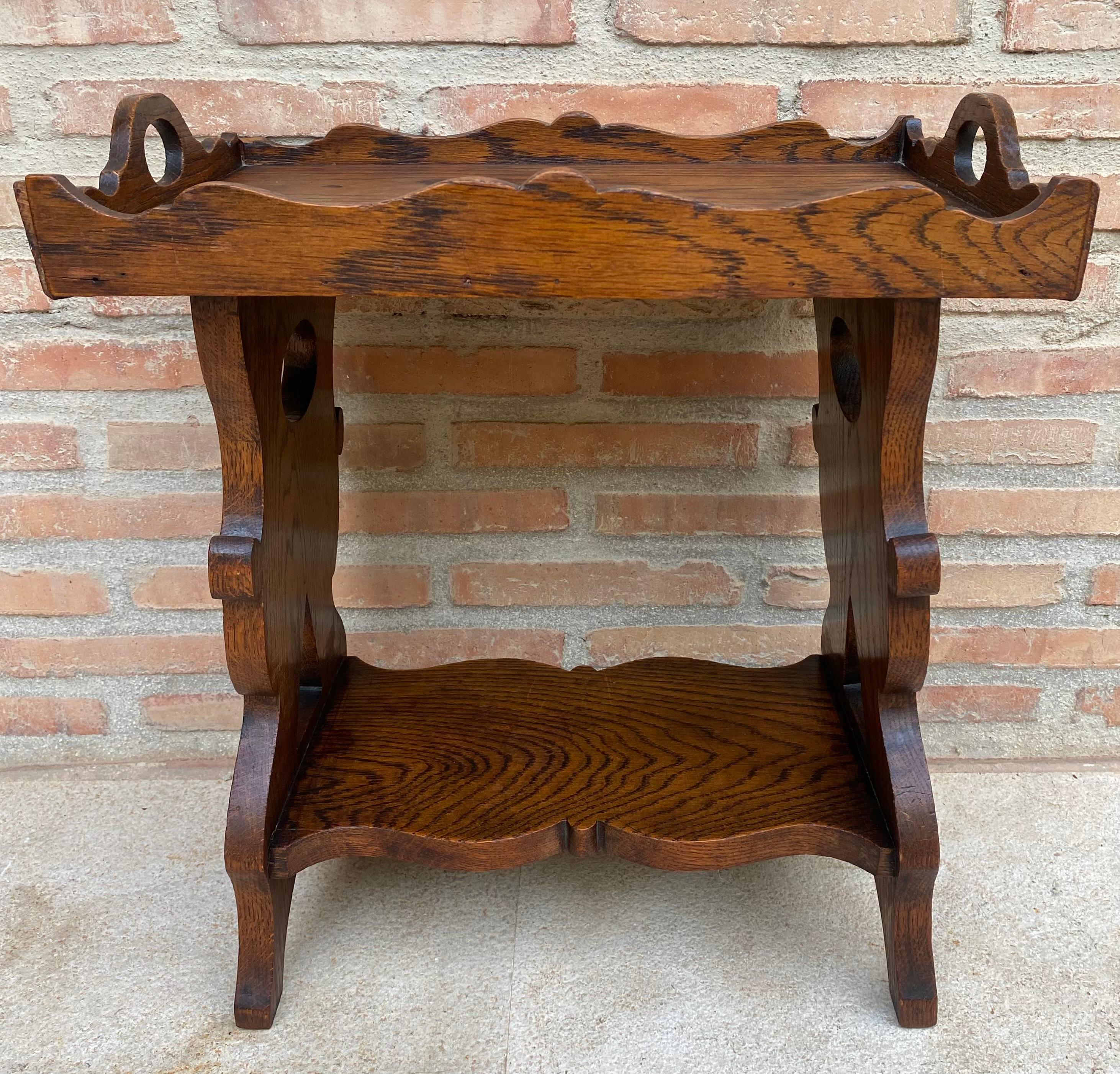 Carrello bar o tavolo di servizio francese del 20° secolo, intagliato a mano, in Oak.