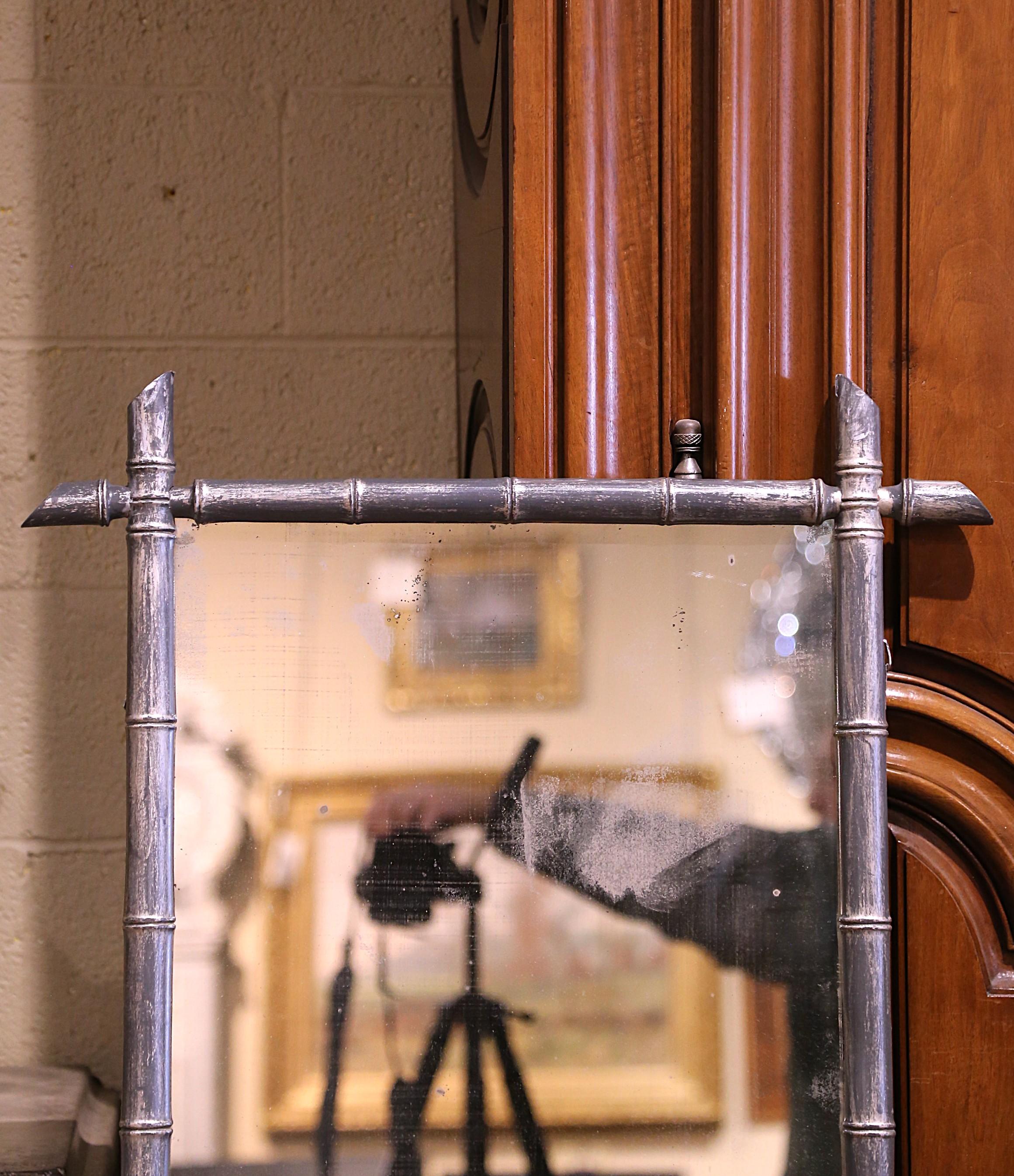 Decora un corridoio o una toilette con questo incantevole specchio antico in legno tornito a fuso. Realizzata in Francia intorno al 1920, questa decorazione da parete è caratterizzata da una lavorazione semplice ma elegante. La cornice è