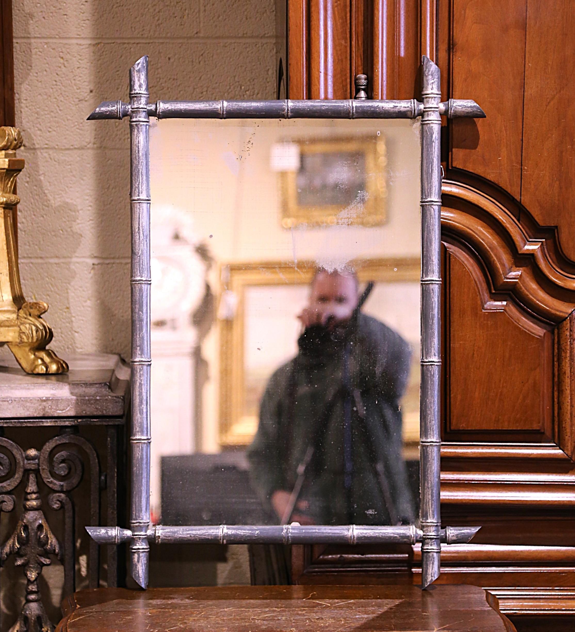 Specchio da parete in finto bambù intagliato a mano e dipinto d'argento dei primi del '900 in Francia In condizioni ottime in vendita a Dallas, TX
