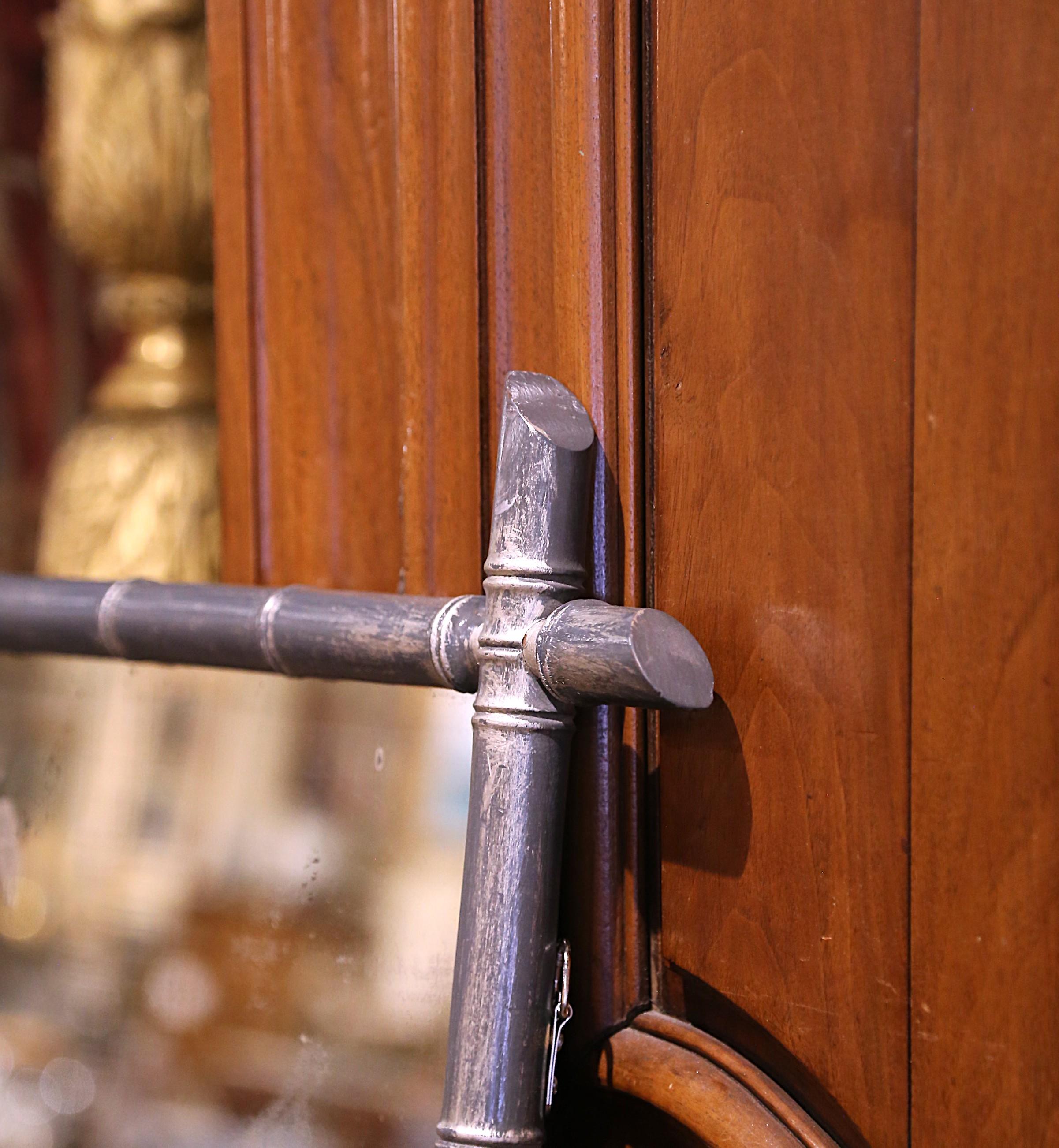 XX secolo Specchio da parete in finto bambù intagliato a mano e dipinto d'argento dei primi del '900 in Francia in vendita