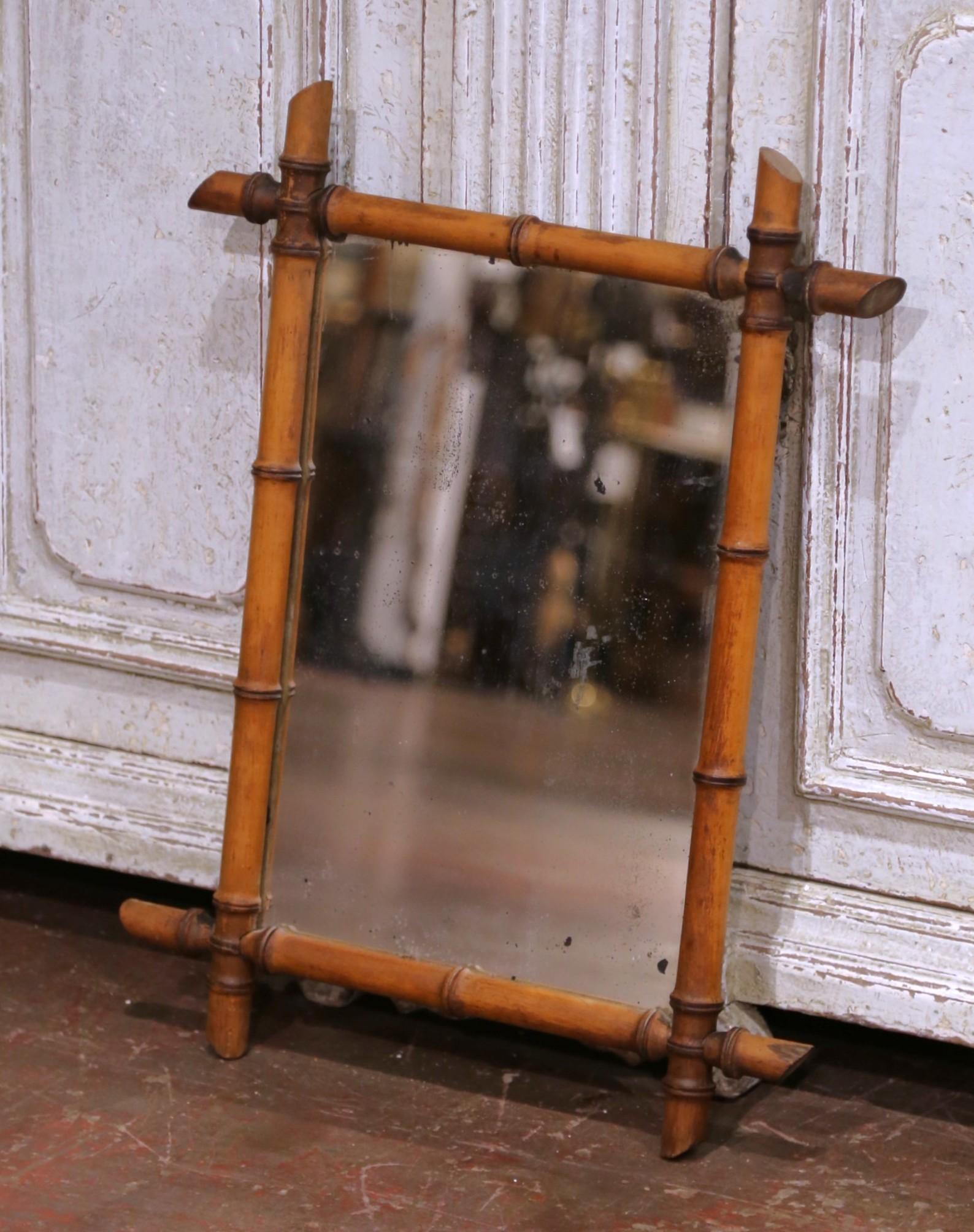 Decora un recibidor o un tocador con este encantador espejo antiguo de madera torneada. Fabricada en Francia hacia 1920, la decoración de pared se caracteriza por su artesanía sencilla pero elegante. El marco de nogal presenta husillos de madera